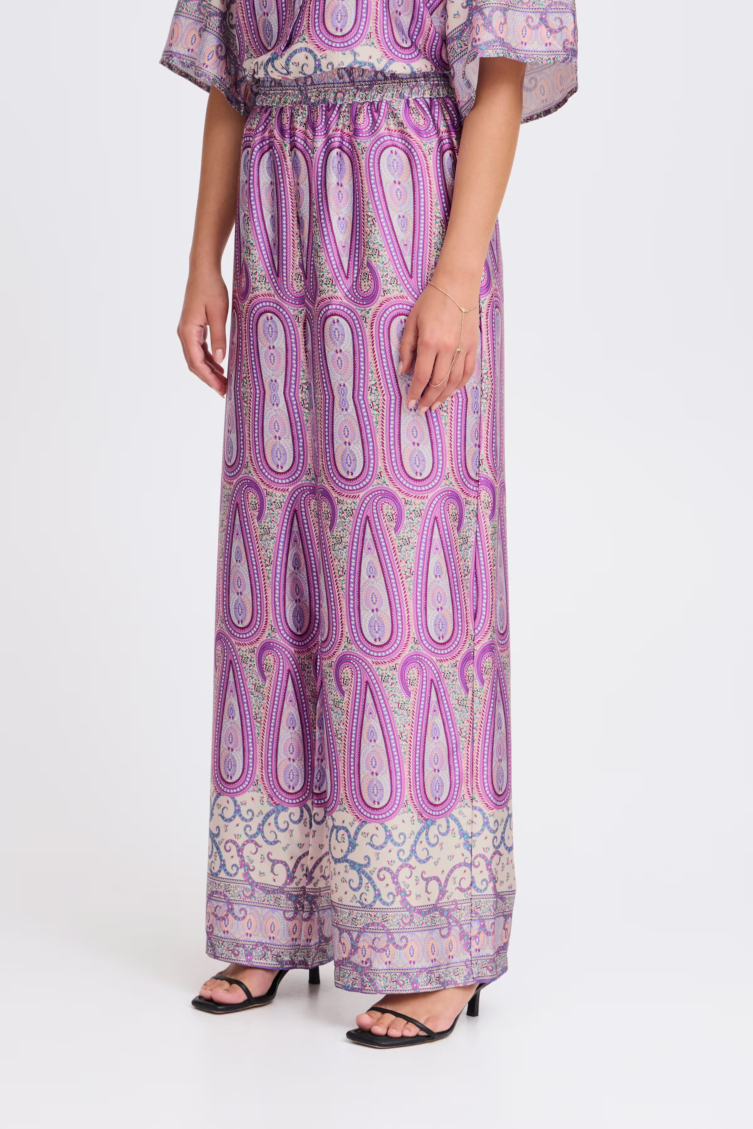 IXNABILA Hose LOOKBOOK FRONT 20123485-182328