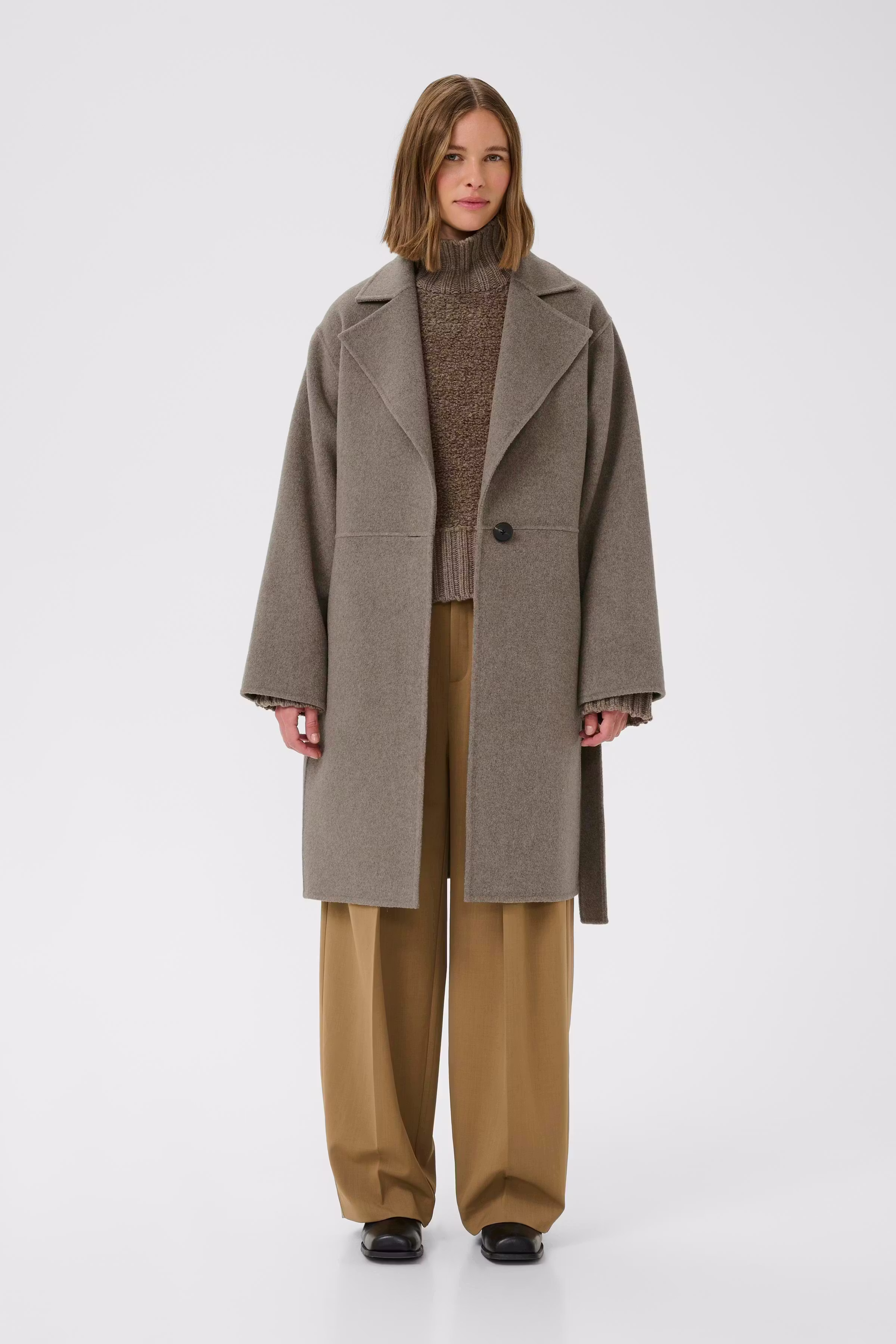 YillaIW Mantel LOOKBOOK FRONT 30110609-1813041