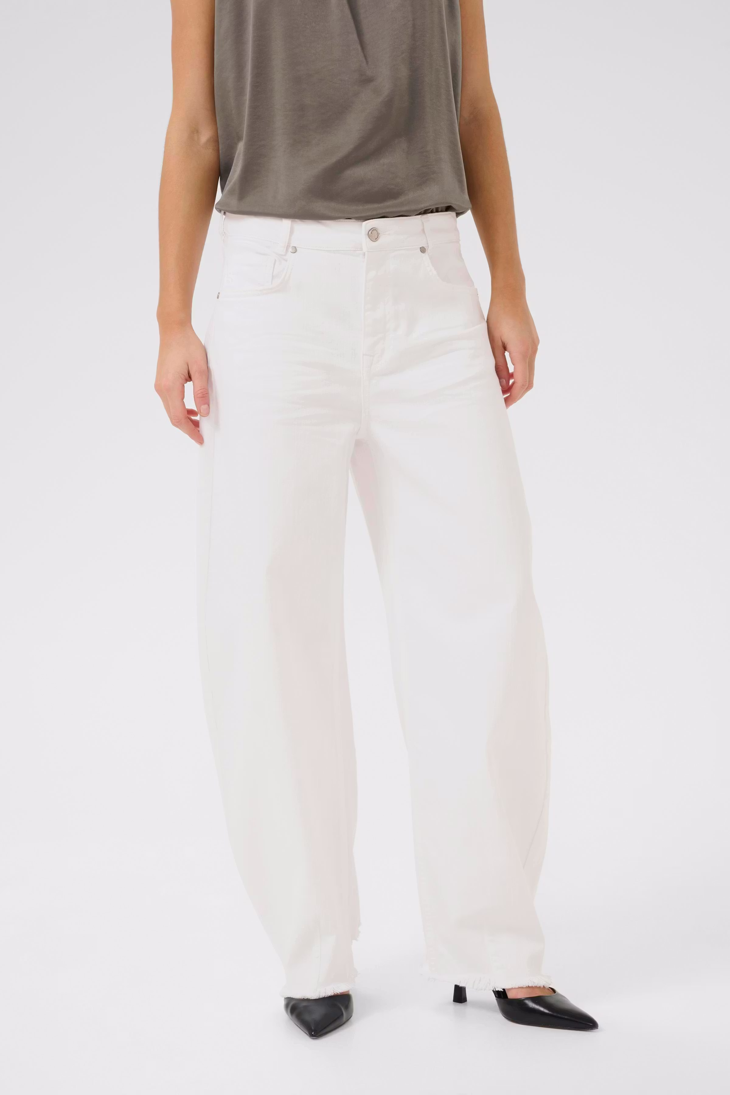 LucyMW Barrel Jeans LOOKBOOK FRONT 10705222-100091