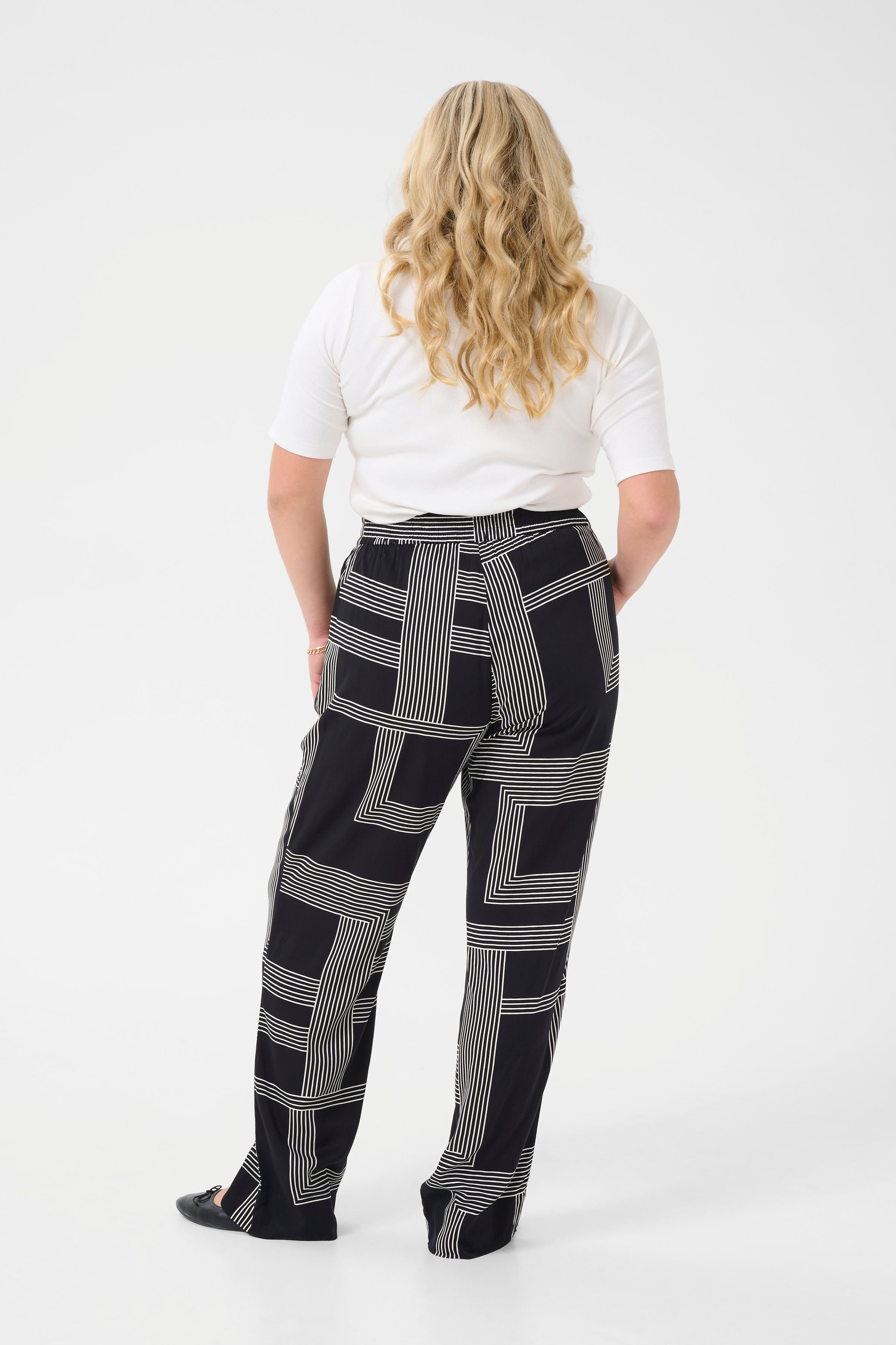 KCdonna Trousers LOOKBOOK BACK 10583425-107704
