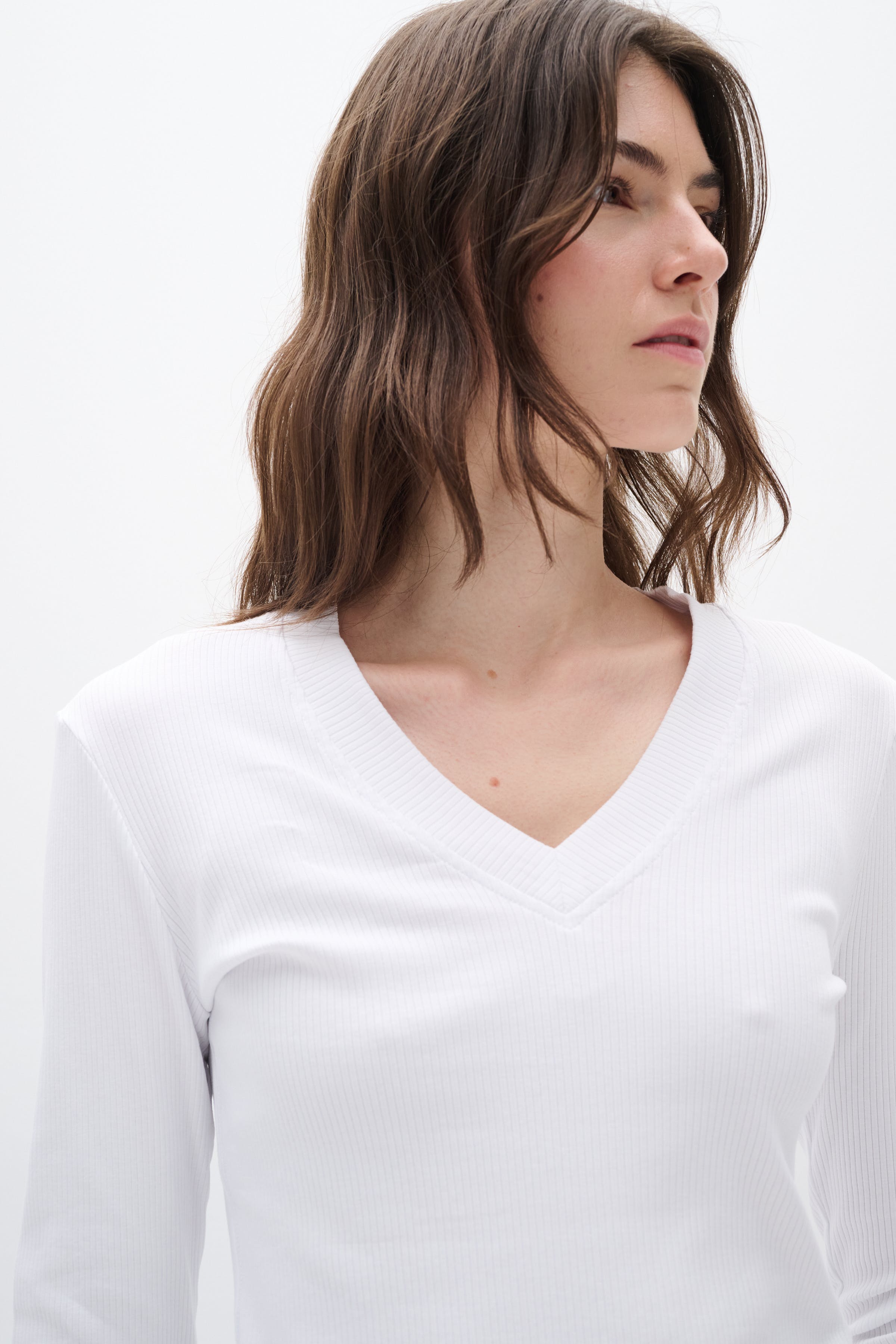DagnaIW V-Neck T-shirt LOOKBOOK DETAIL 30109586-300001