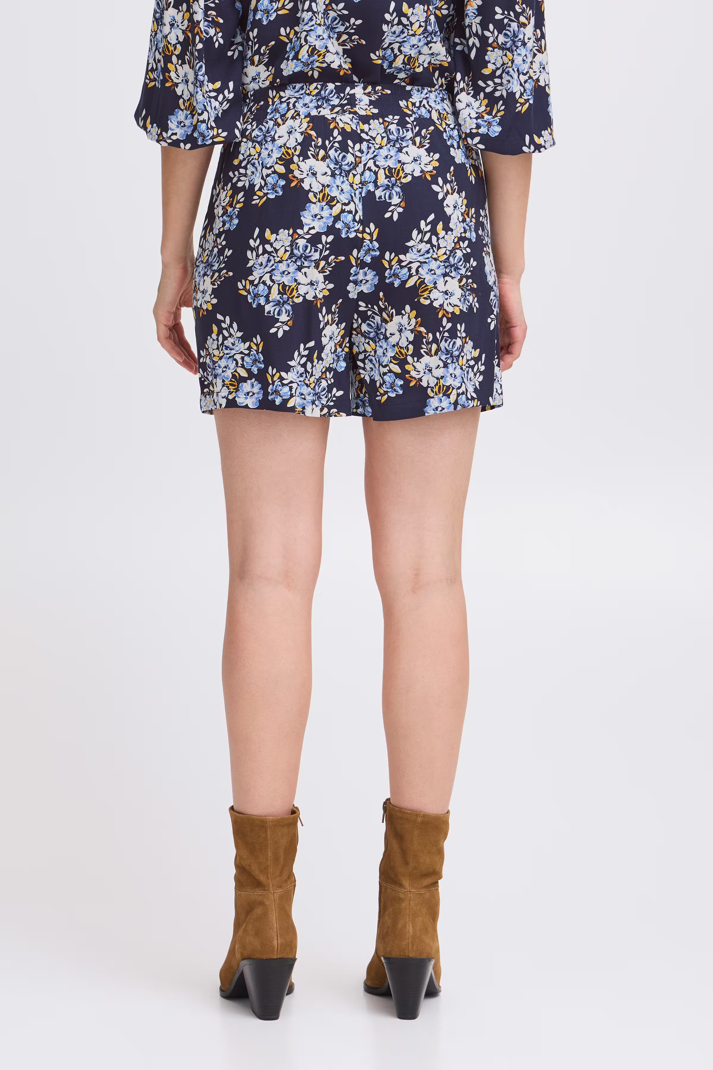 BYMMJOELLA Shorts LOOKBOOK BACK 20816519-204600