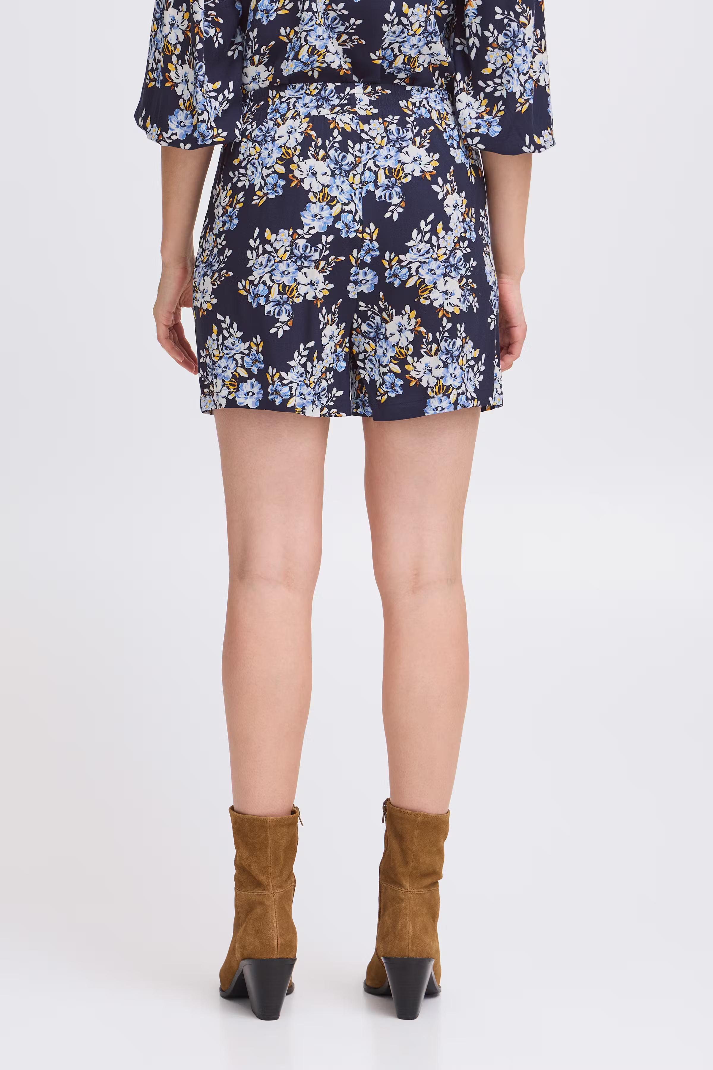 BYMMJOELLA Shorts LOOKBOOK BACK 20816519-204600