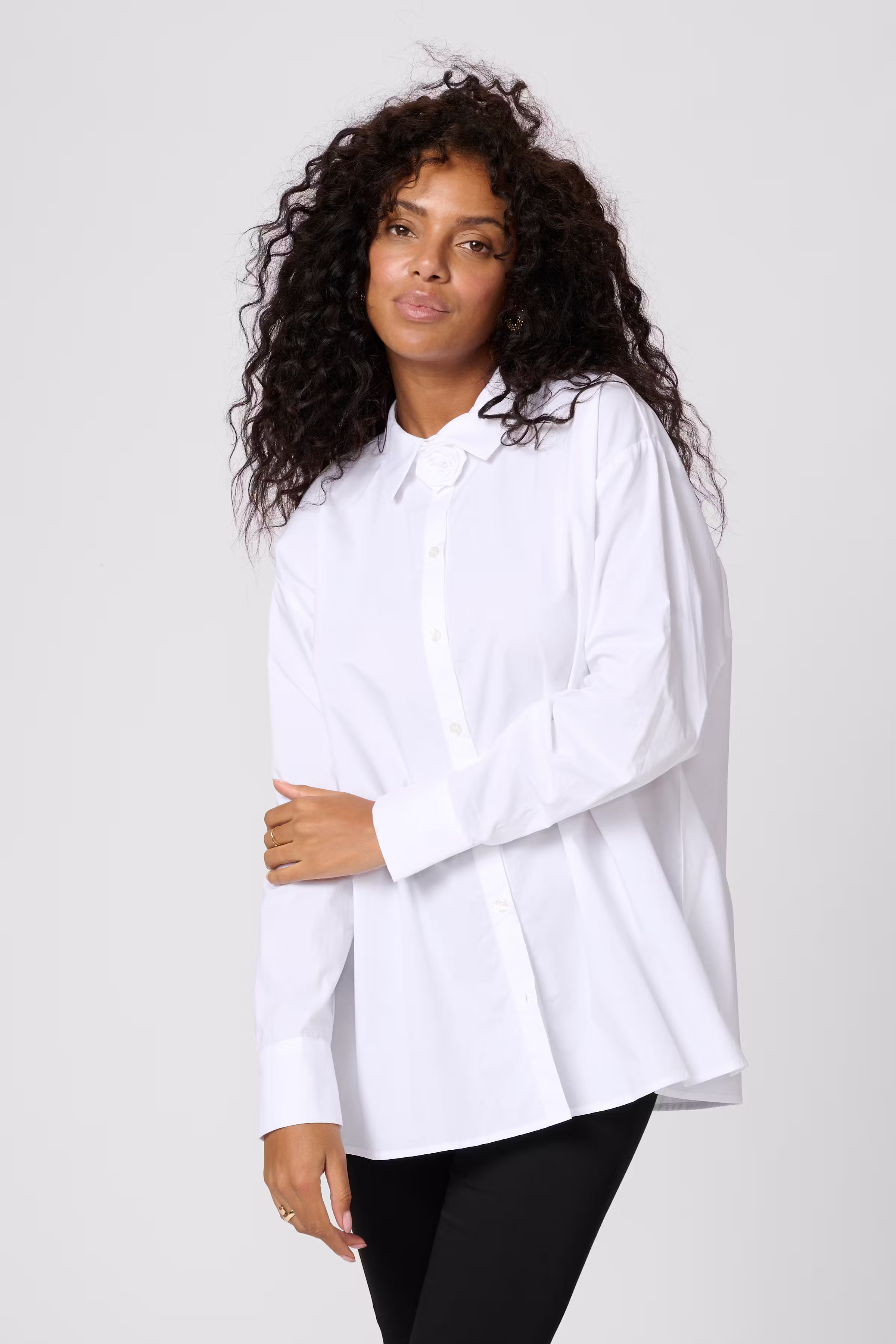 KAmira Shirt LOOKBOOK FRONT 10510267-110601