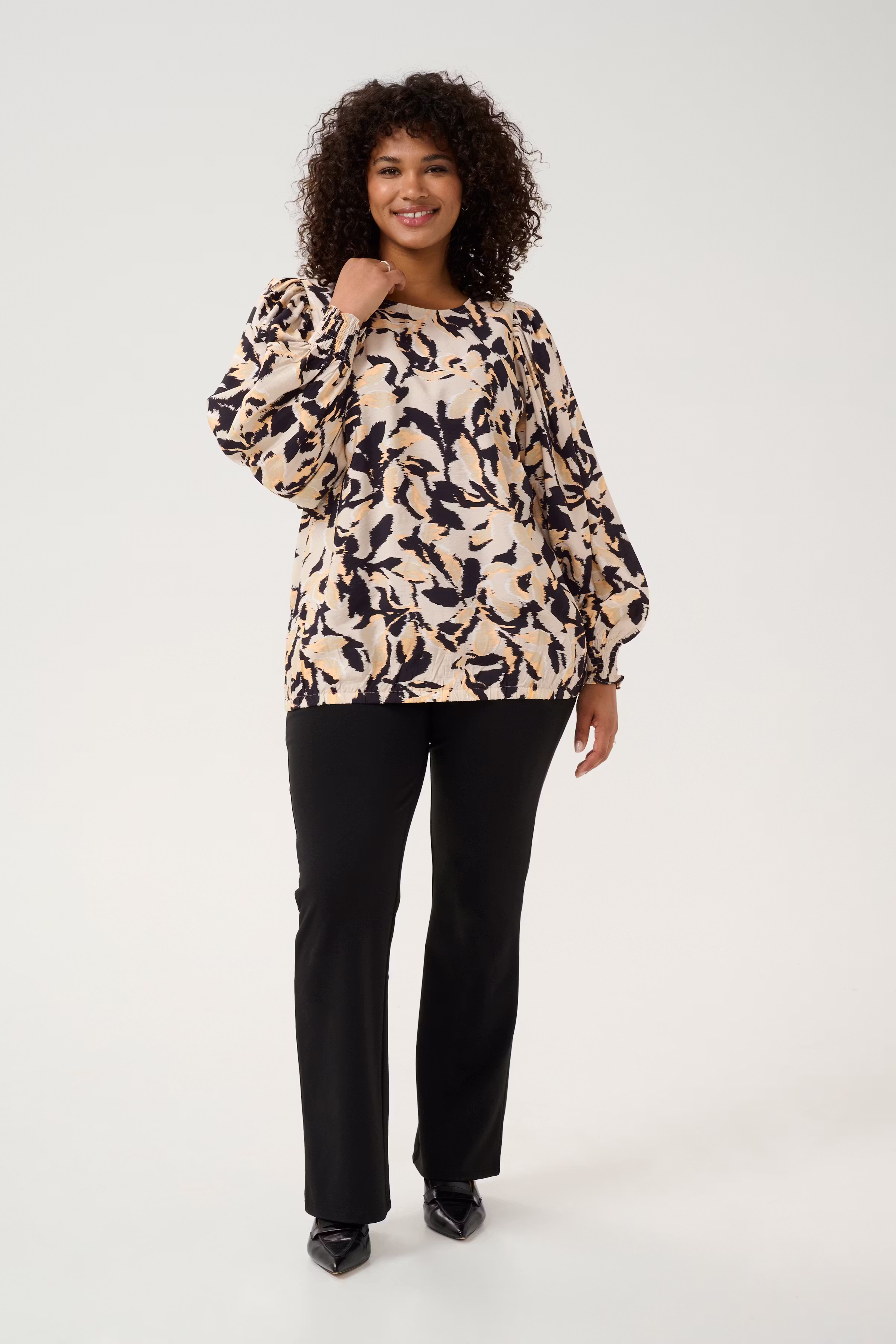 KCpaca Blus LOOKBOOK FRONT 10583089-107096