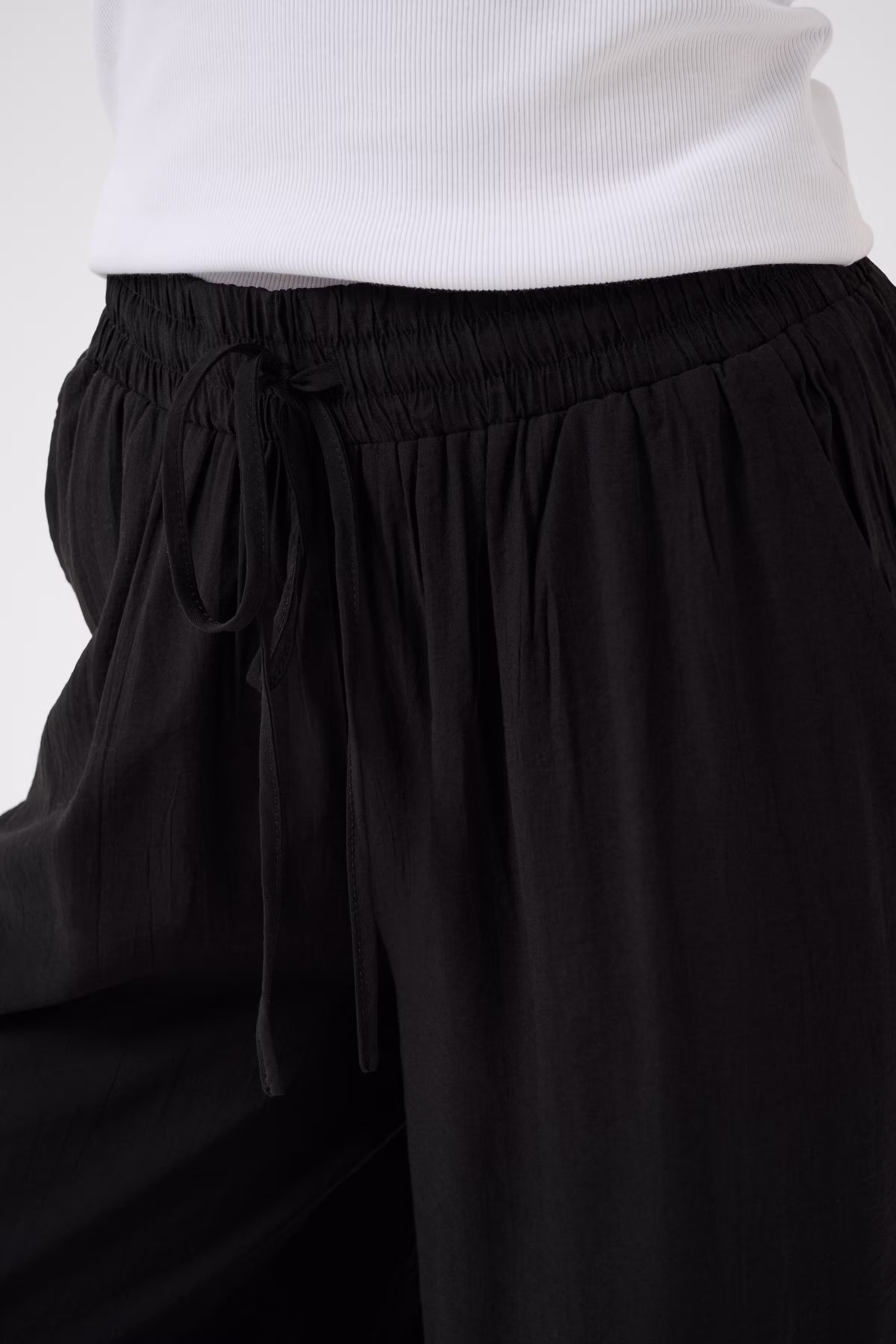 KAalberta Trousers LOOKBOOK DETAIL 10512079-100121