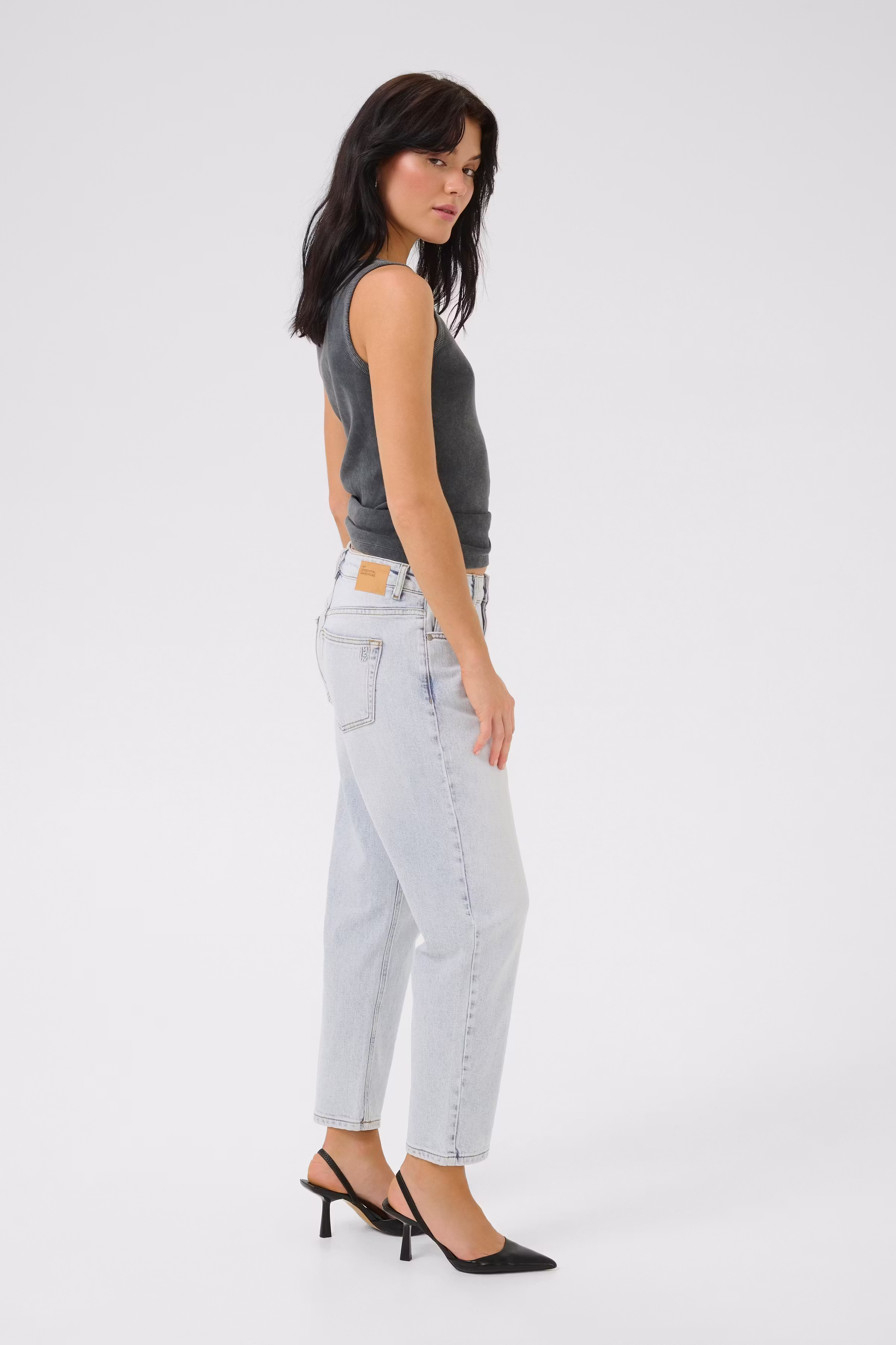 04 THE MOMMY HIGH TAPERED JEANS LOOKBOOK FRONT 10704537-100046