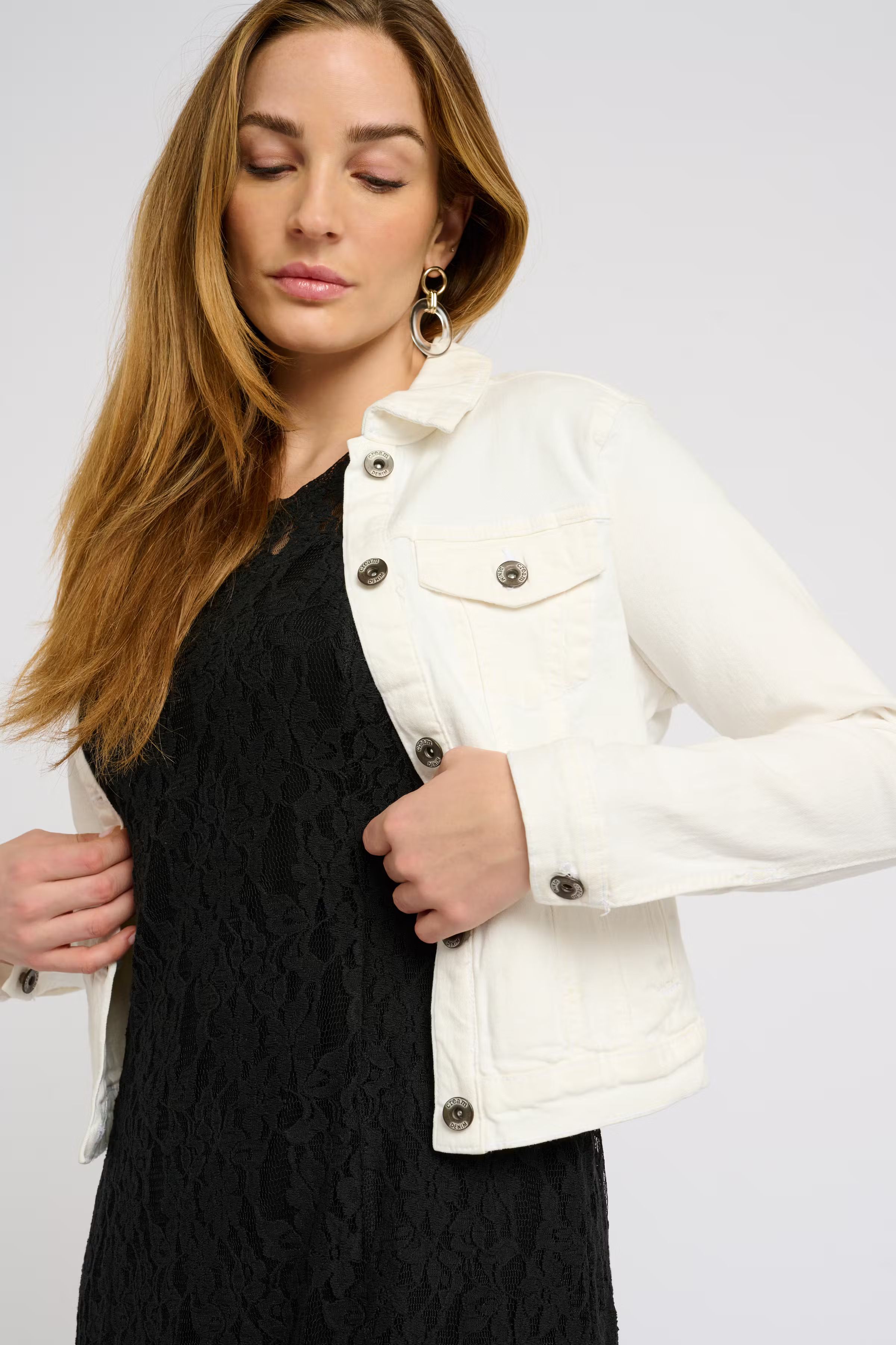 CRLisa Denim jacket

 LOOKBOOK DETAIL 10650245-60034