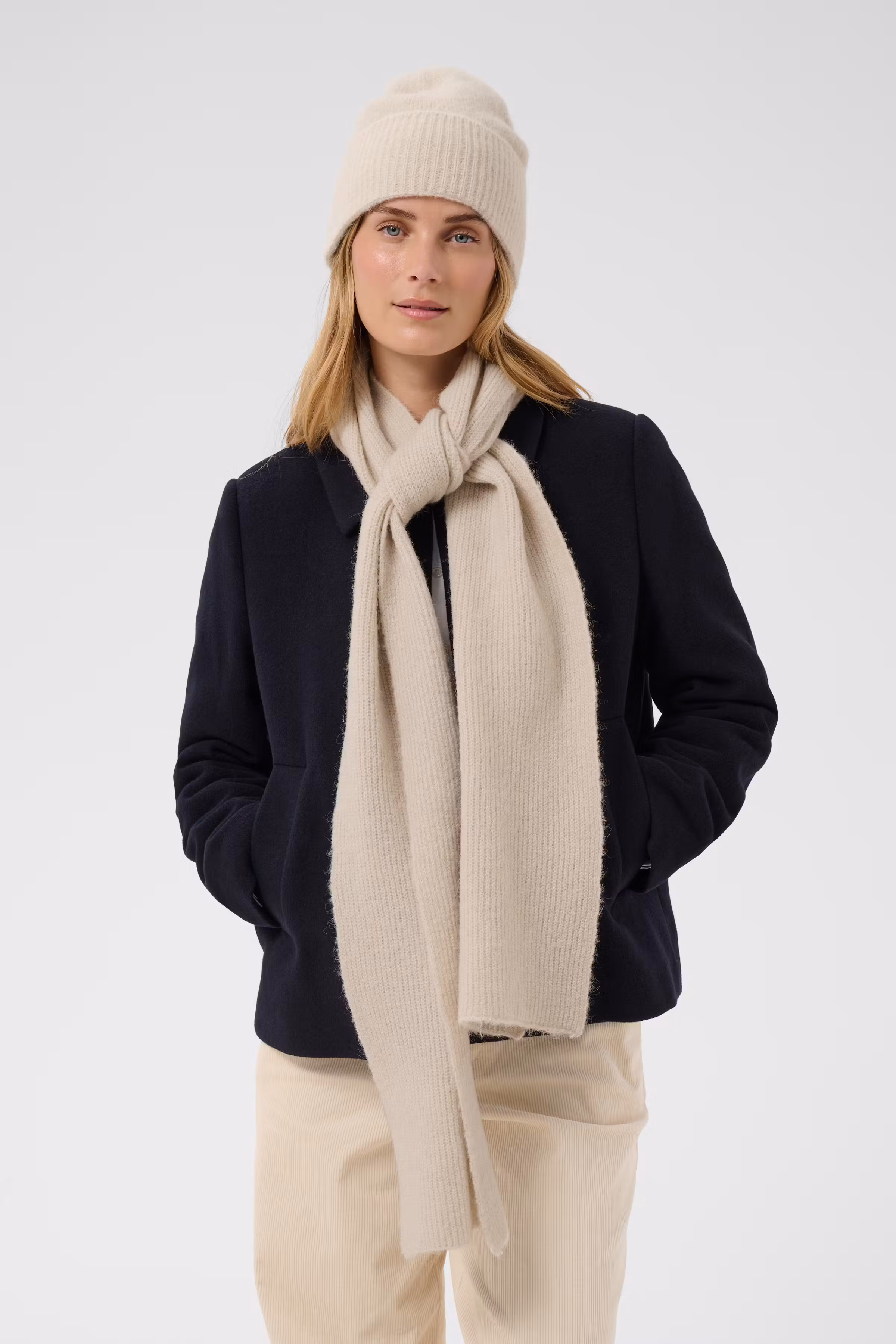 SveaPW Skjerf LOOKBOOK FRONT 30310724-130400