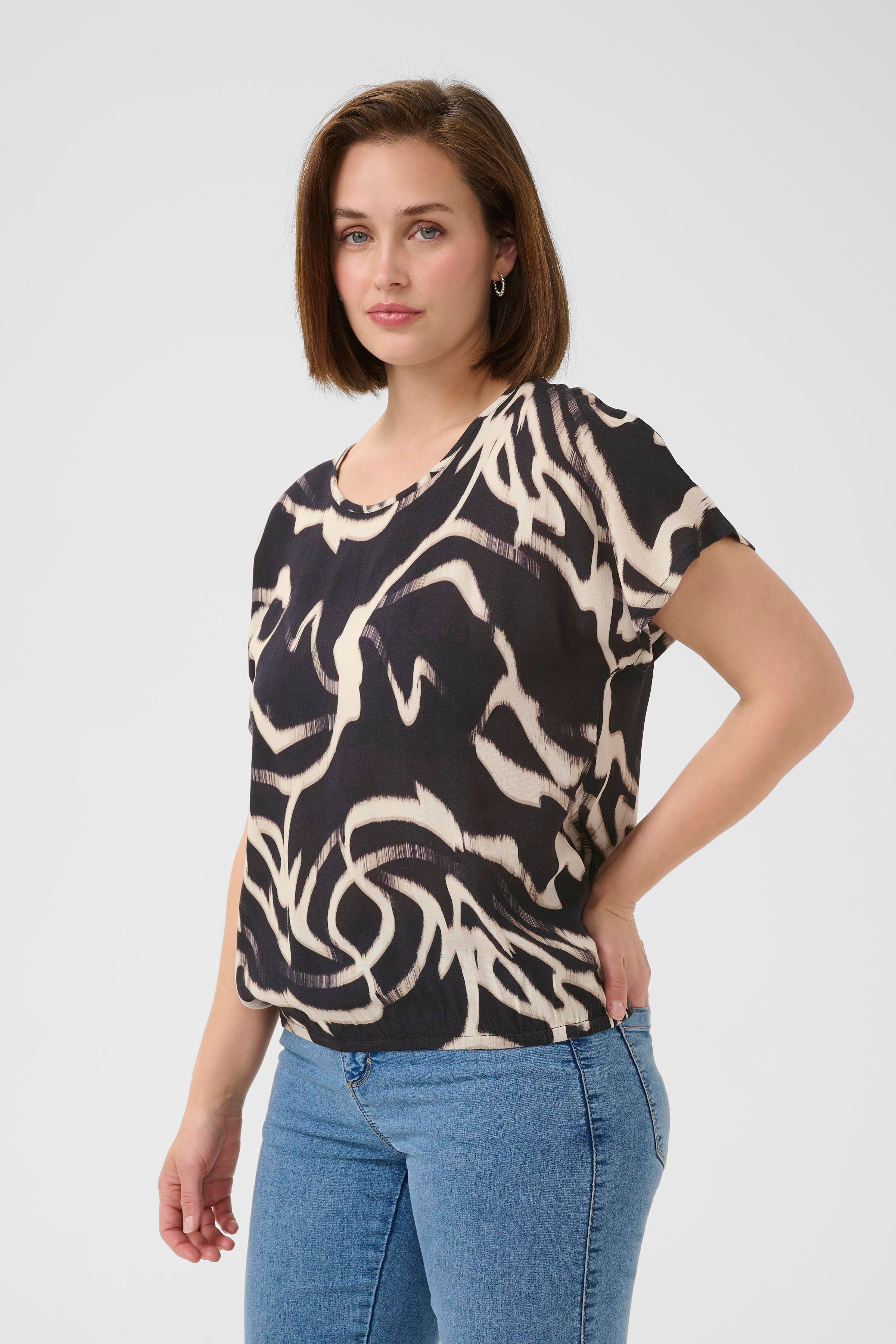 KAbeathe Top LOOKBOOK FRONT 10508896-107701