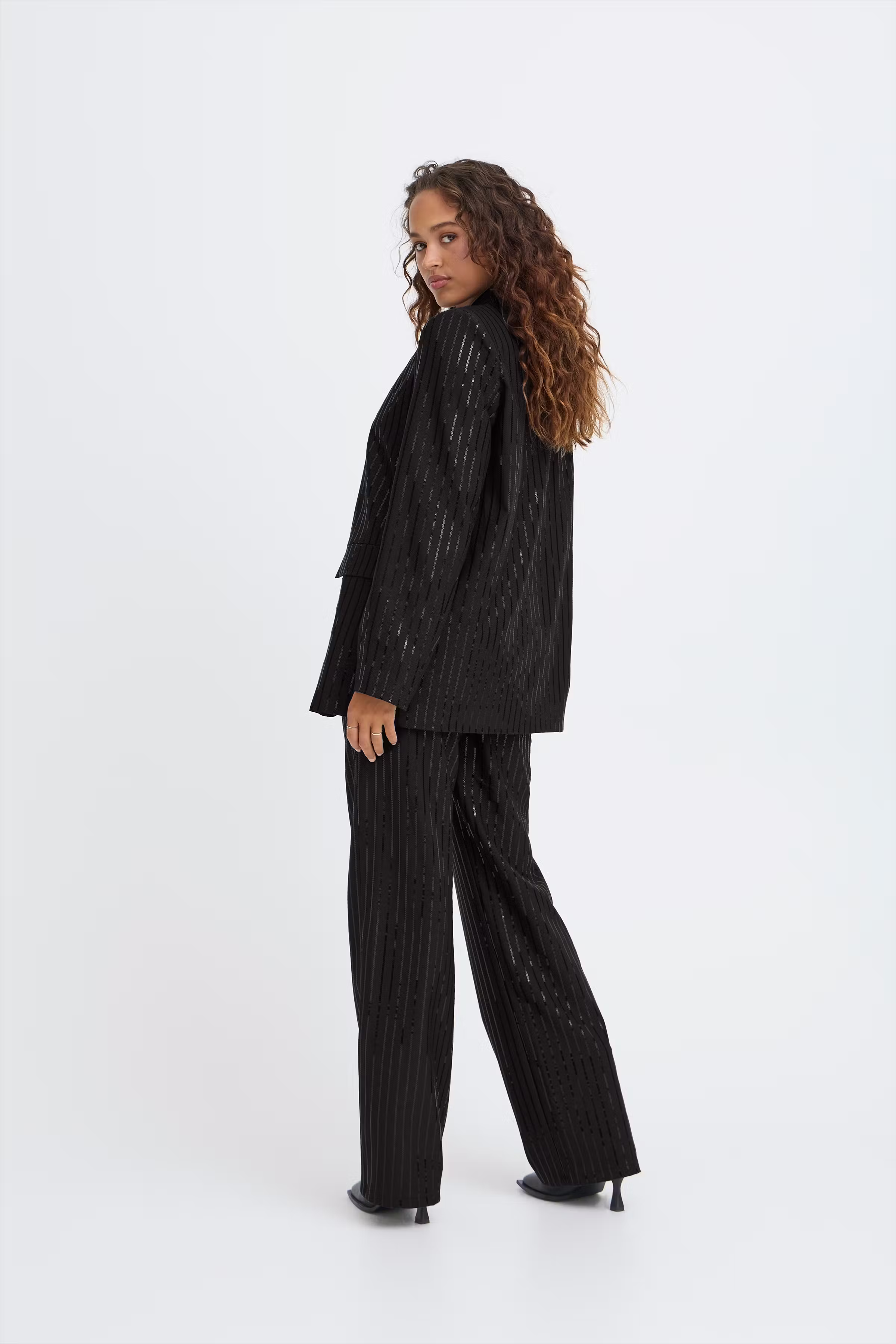 SBIVY Blazer LOOKBOOK FRONT 22101120-190303