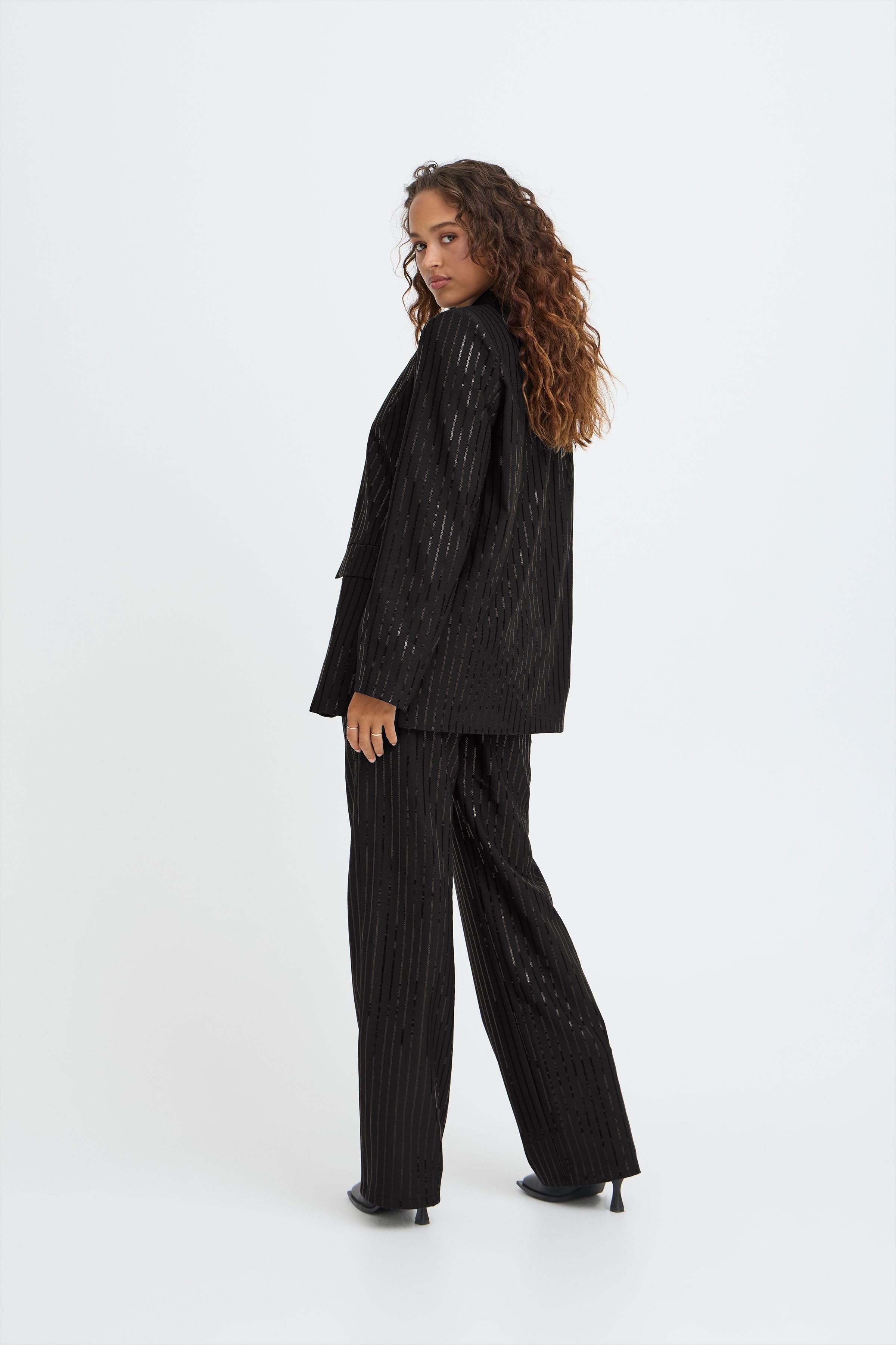 SBIVY Blazer LOOKBOOK FRONT 22101120-190303