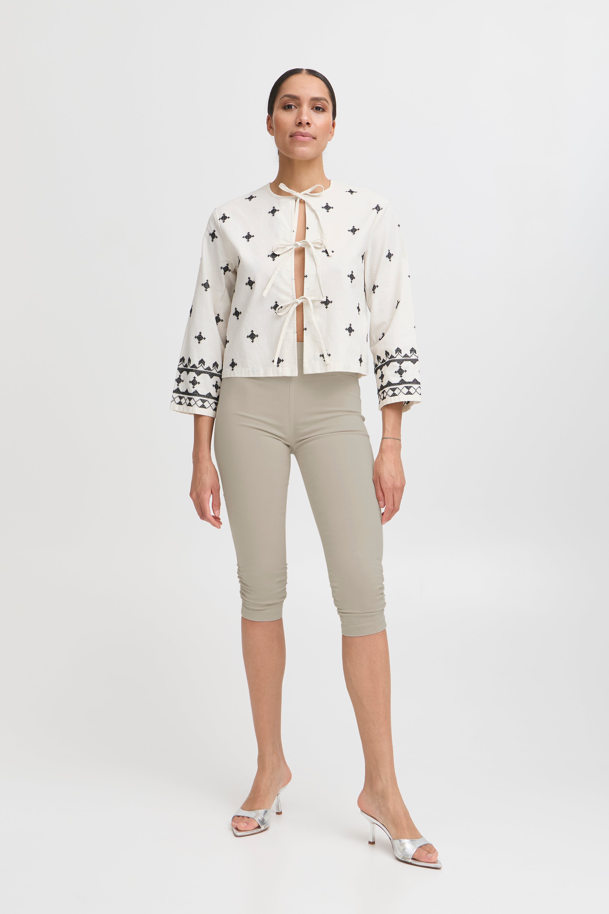 BYKEIRA Capri pants LOOKBOOK FRONT 20805611-140708