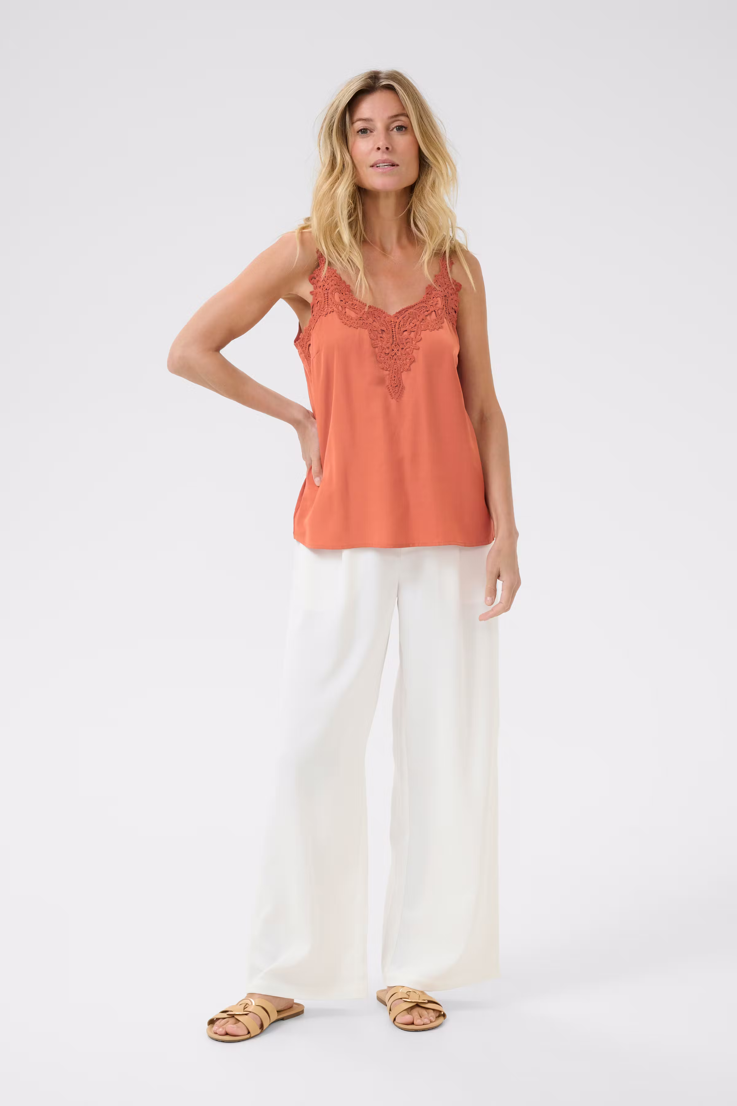 CRAnna Top LOOKBOOK FRONT 10611224-181346