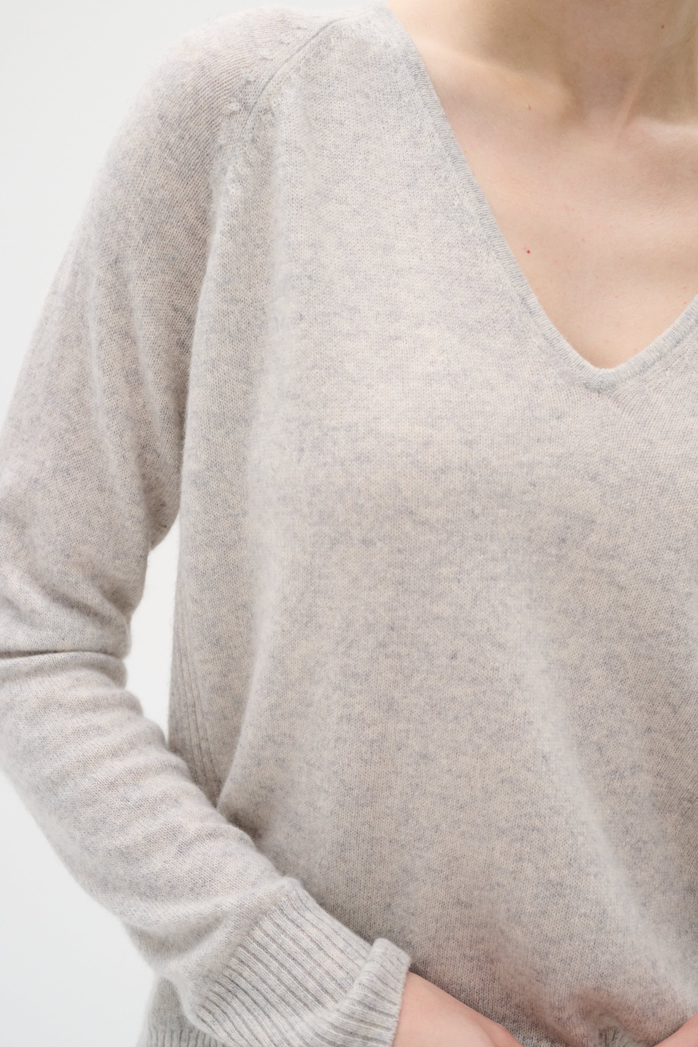 LukkaIW V-neck Cashmere Pullover LOOKBOOK DETAIL 30104240-10045