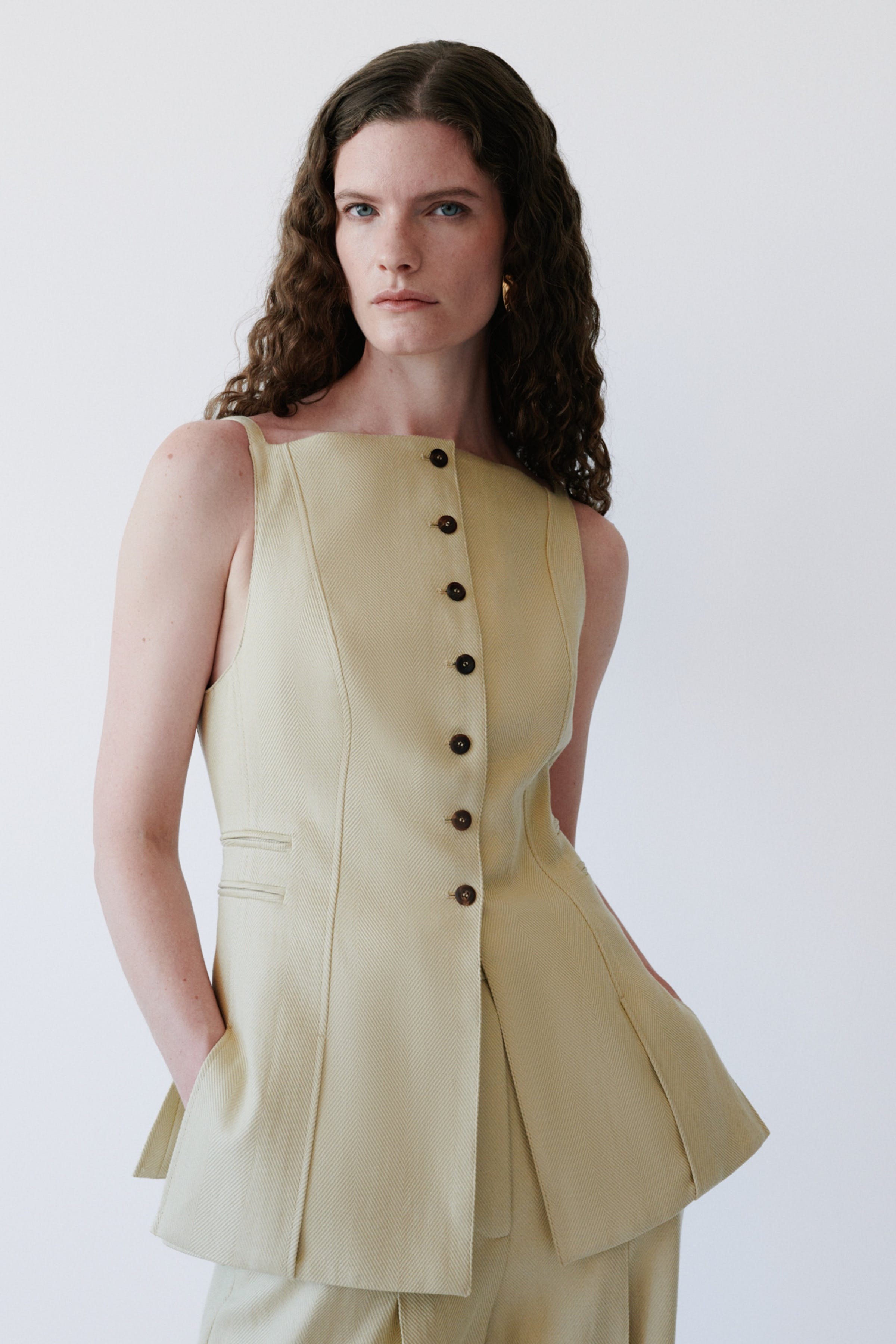 IOJACOBINA VEST LOOKBOOK FRONT 30600710-BE458