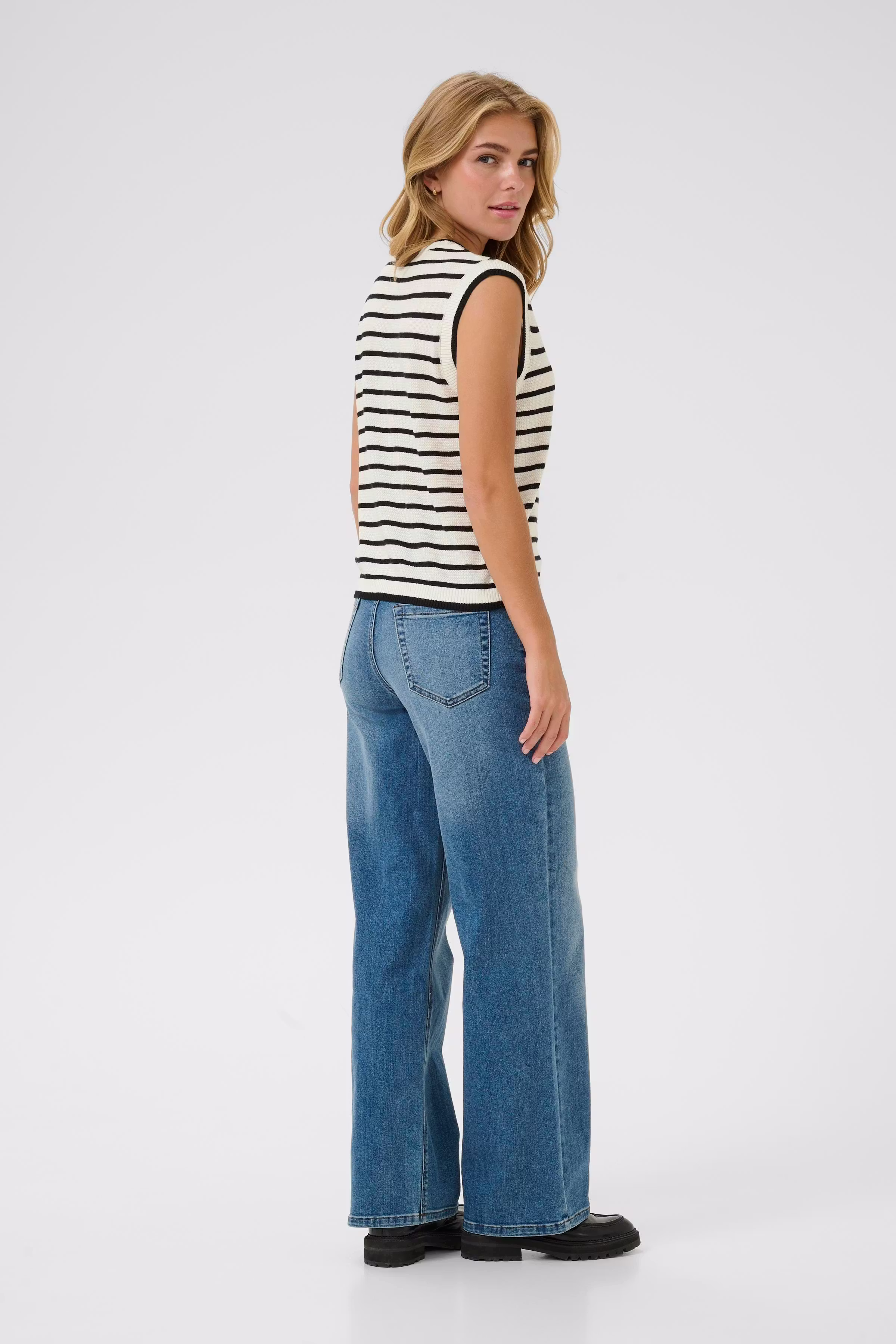 KAamalia Pullover LOOKBOOK BACK 10510219-107774