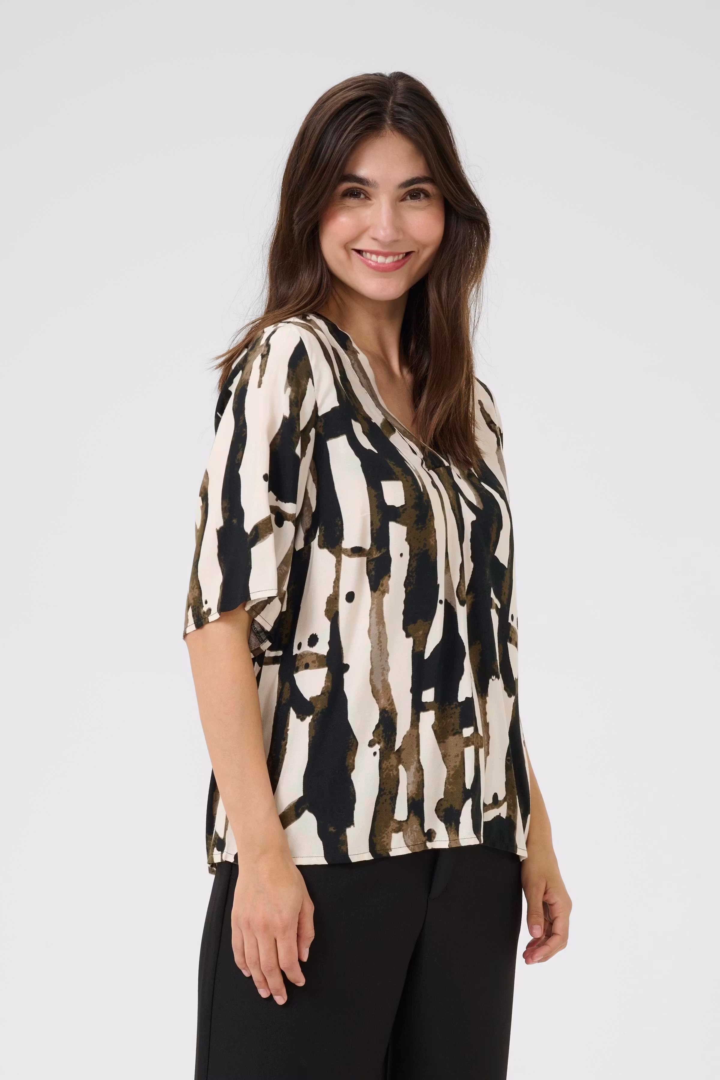 CUashley Blouse LOOKBOOK FRONT 50112050-107910