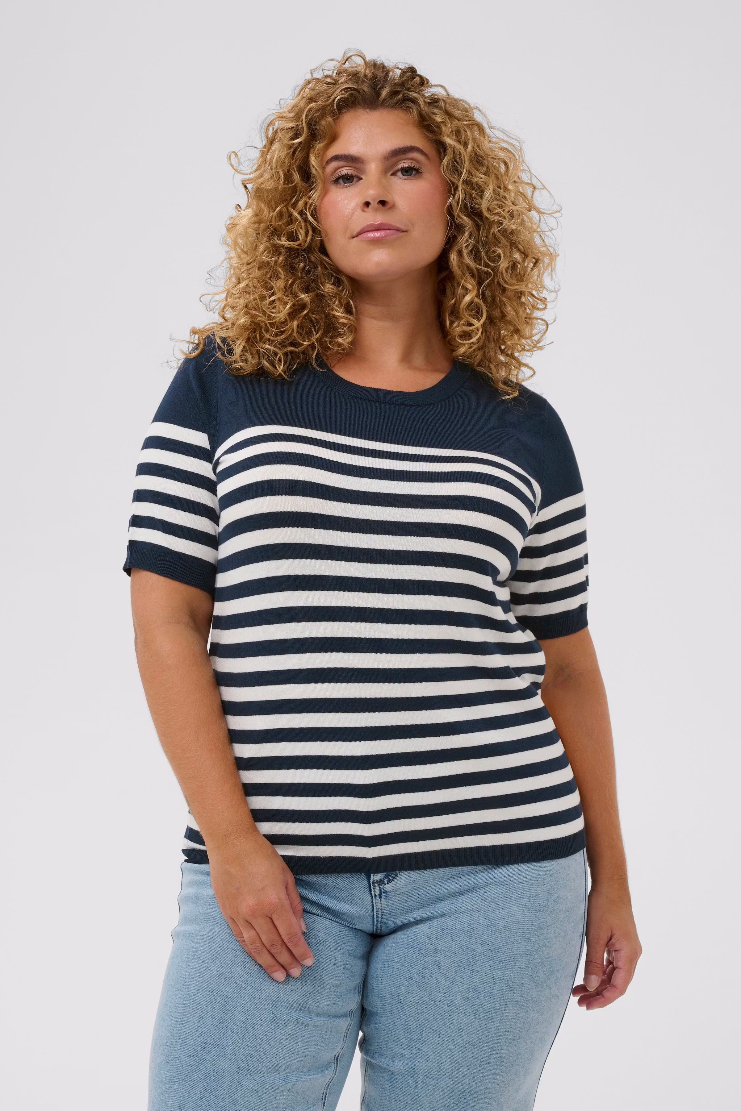 KClizzy Pullover LOOKBOOK FRONT 10582914-109445