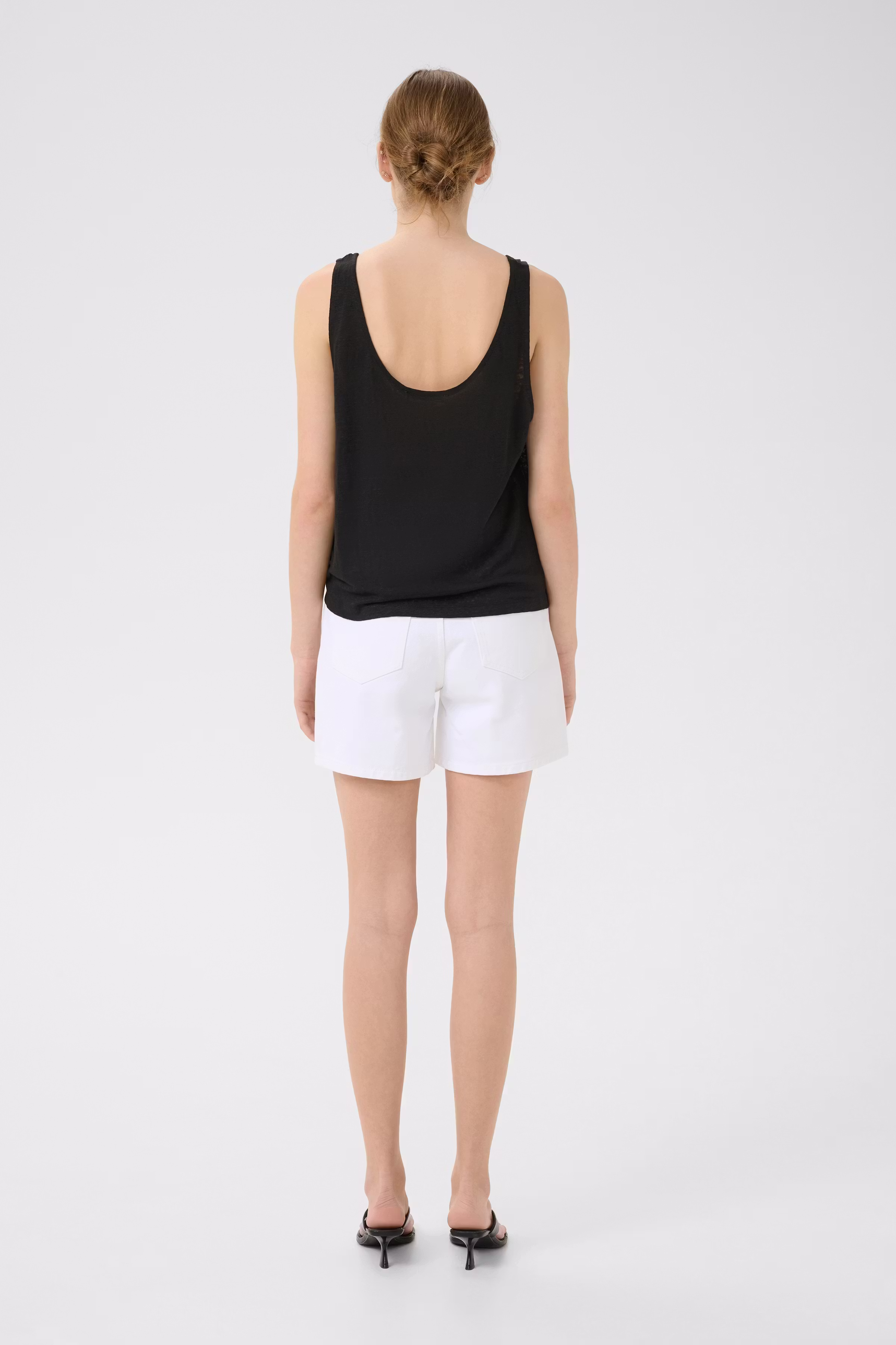 GZdena Shorts LOOKBOOK BACK 10910525-110601