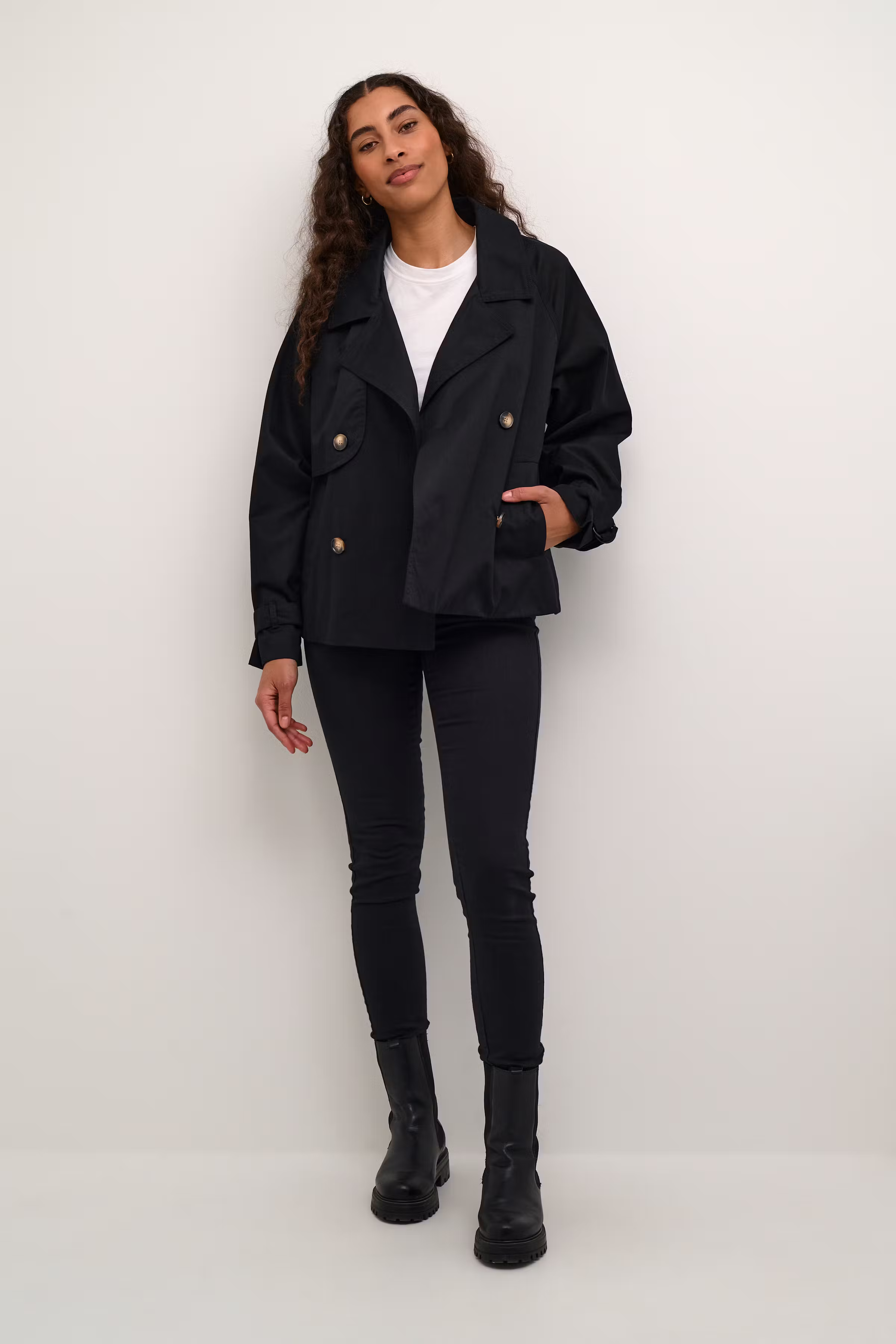 KAelise Kort Trenchcoat LOOKBOOK FRONT 10508302-100121