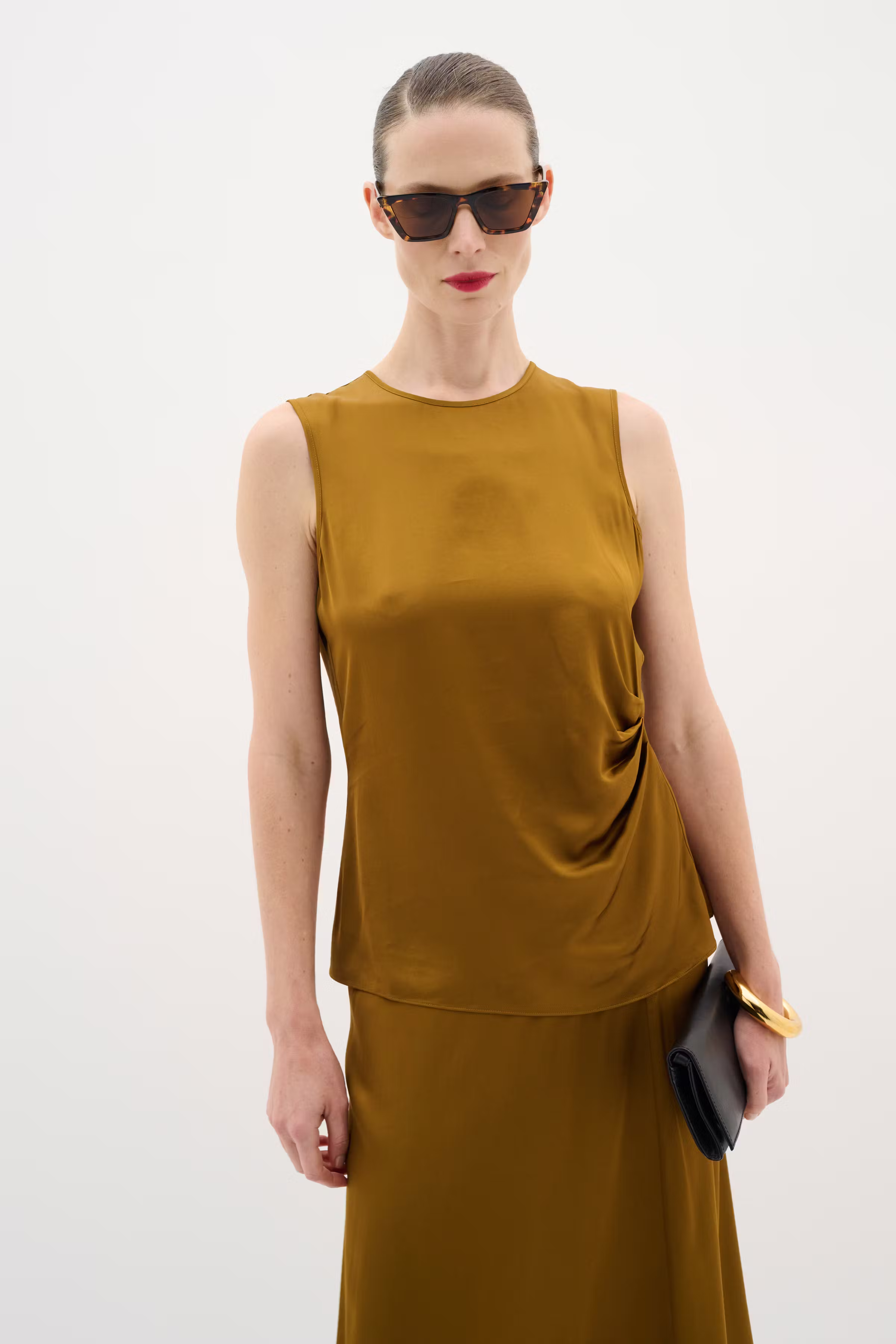 KaylaIW Top LOOKBOOK FRONT 30110549-180840