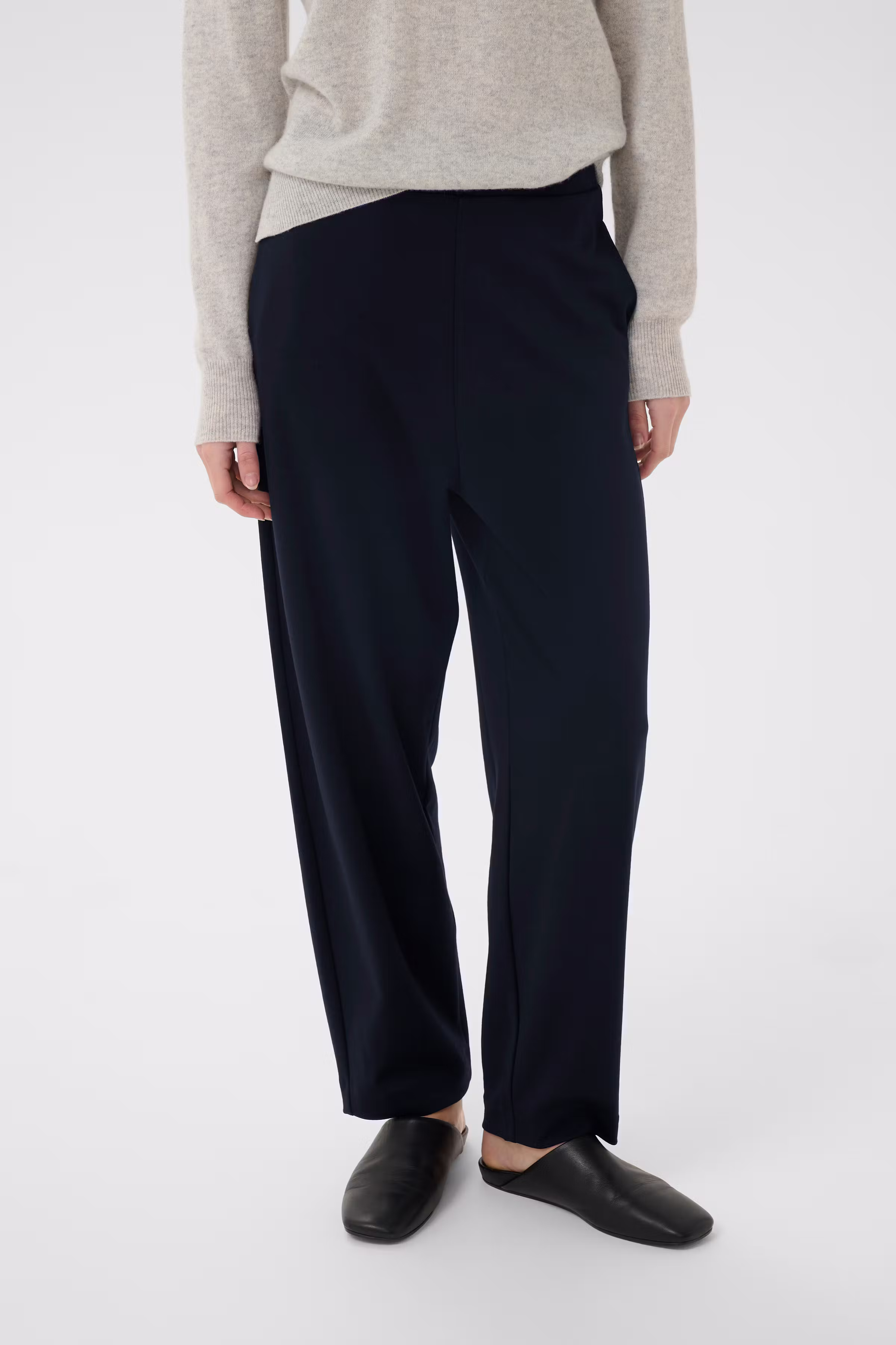 BekyIW Barrel Trousers LOOKBOOK FRONT 30111195-300005
