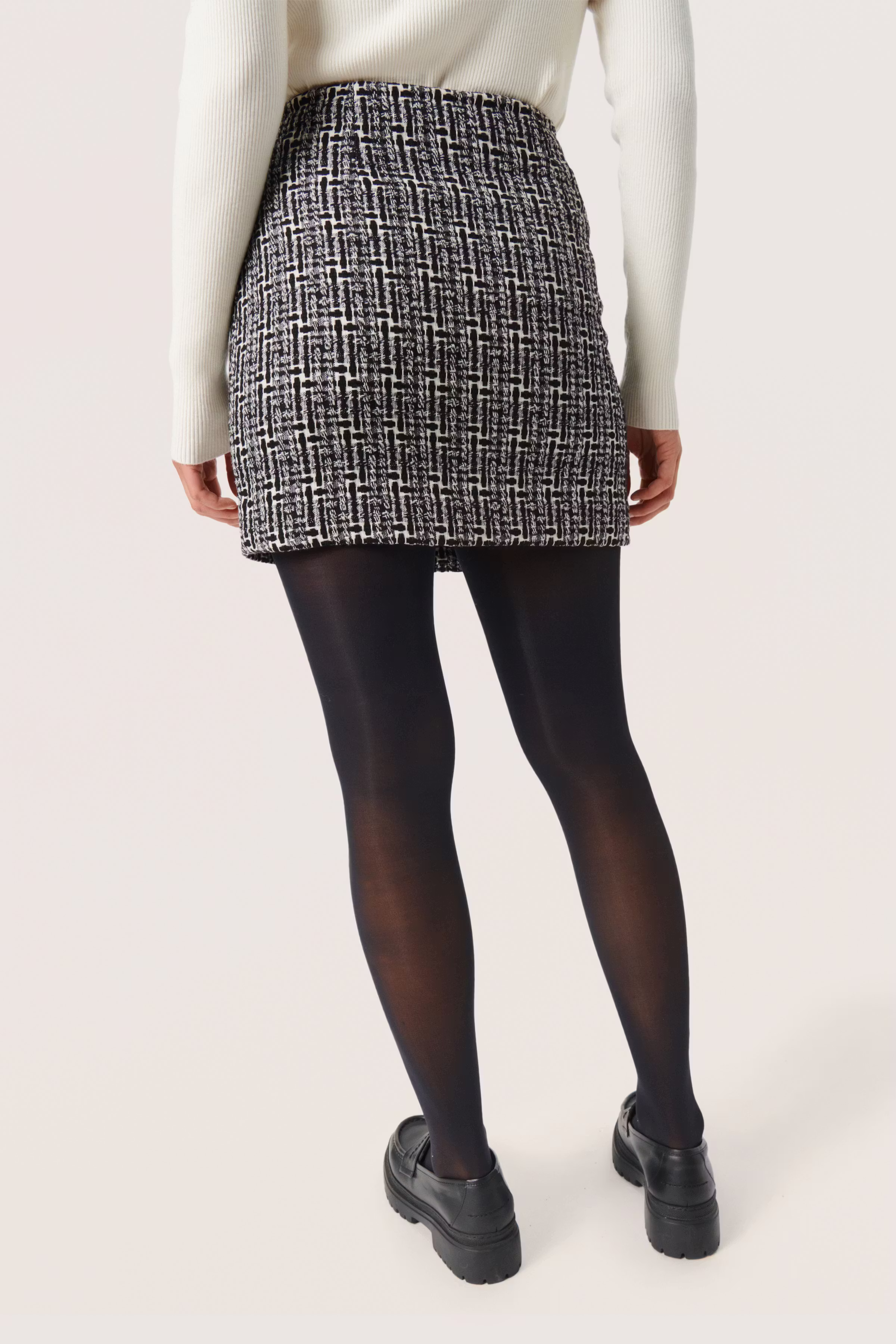 SLSadia Skirt LOOKBOOK BACK 30407236-302583