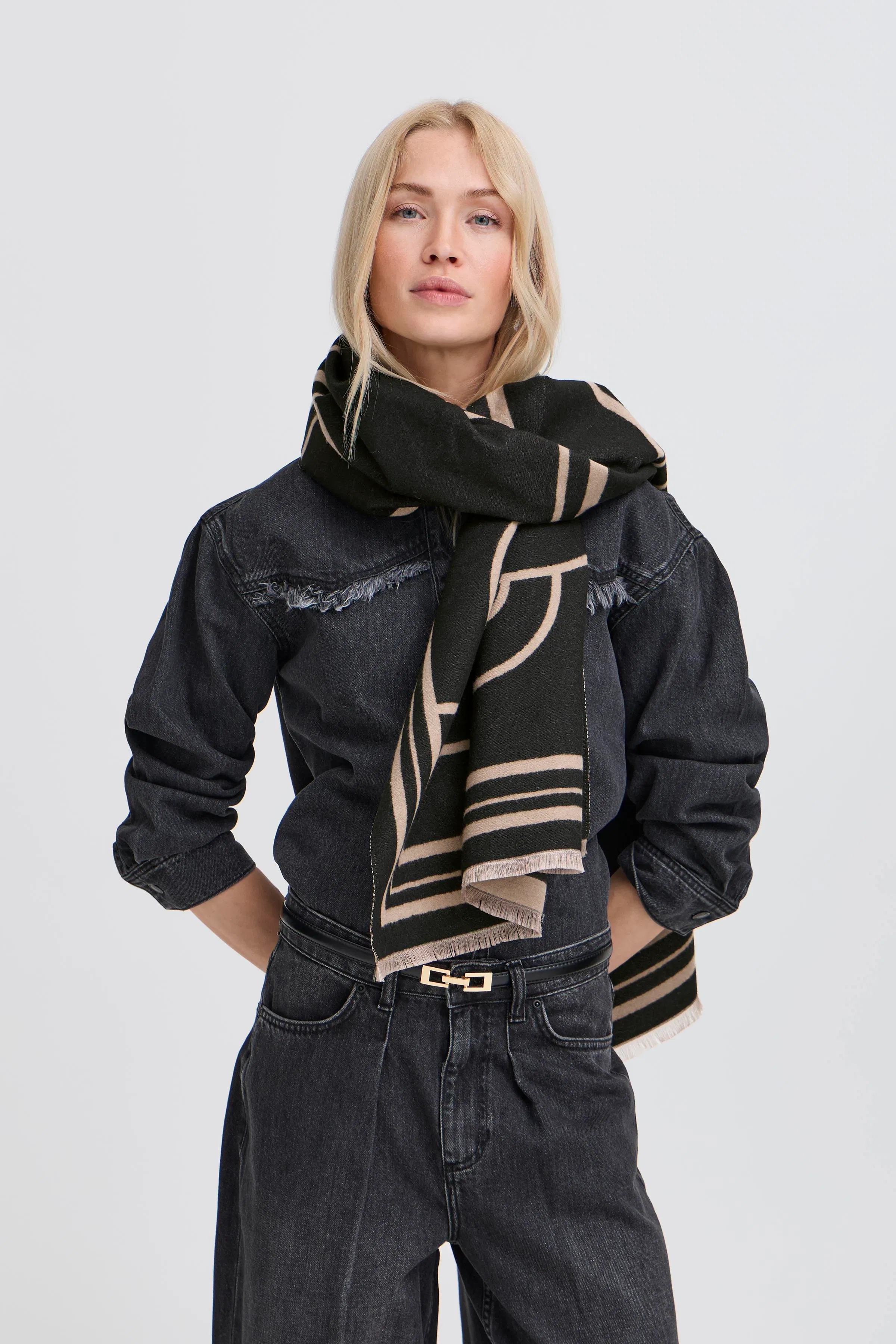 BYVIBI Skjerf LOOKBOOK FRONT 20818027-900001636