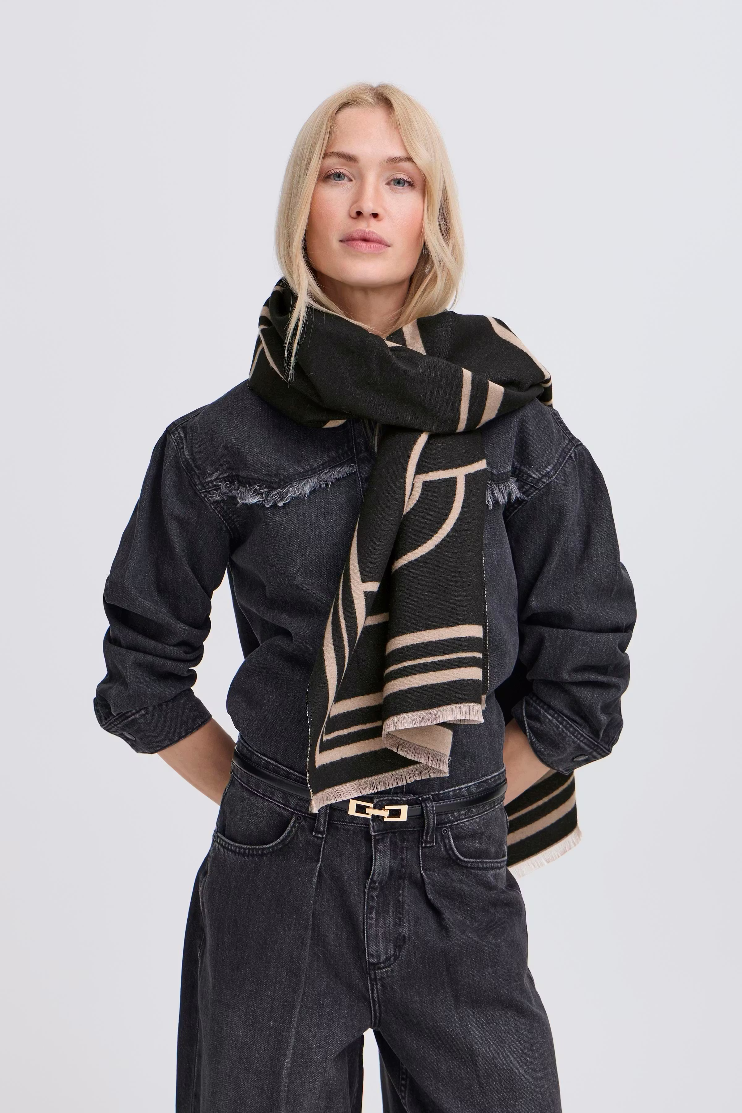 BYVIBI Skjerf LOOKBOOK FRONT 20818027-900001636