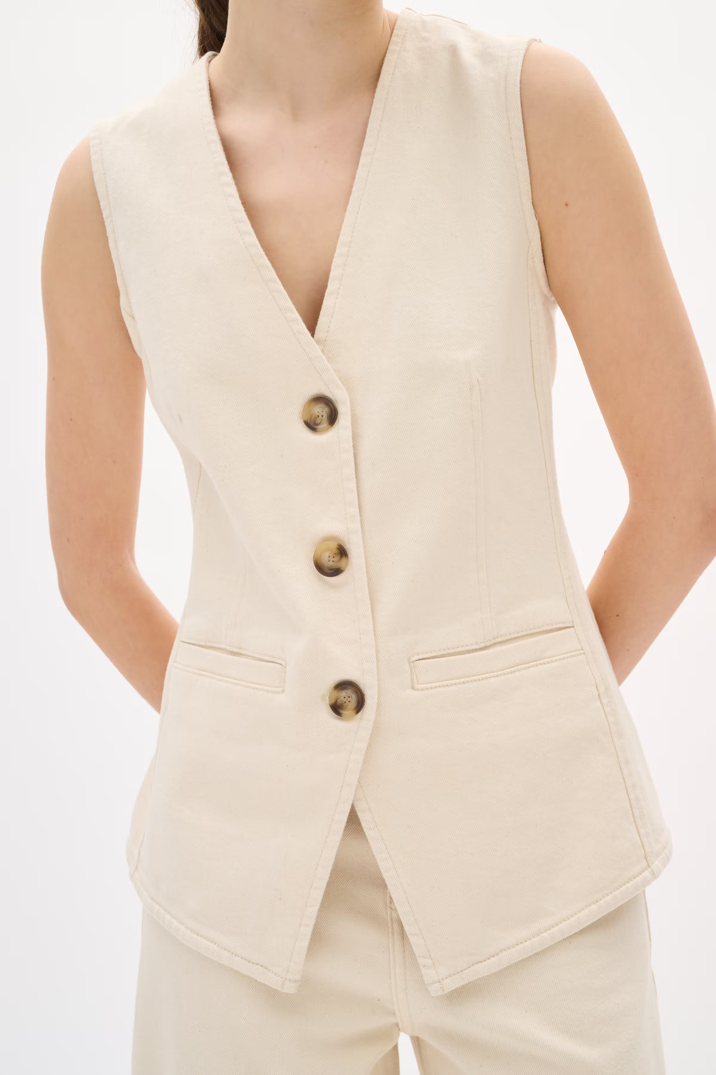 BaccaIW Denim Waistcoat LOOKBOOK DETAIL 30110529-300597