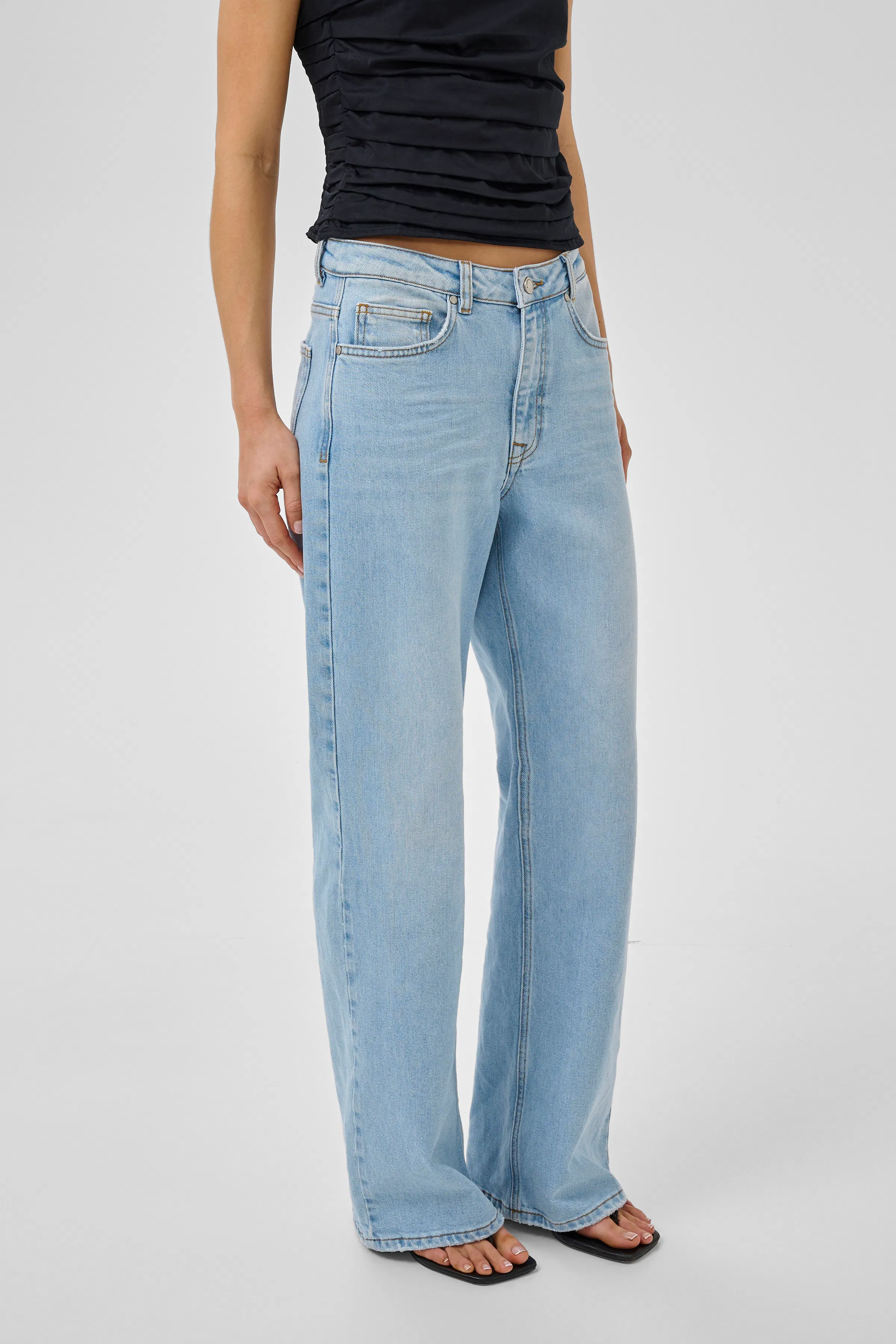 05 THE LOUIS HIGH WIDE JEANS LOOKBOOK FRONT 10704222-109491