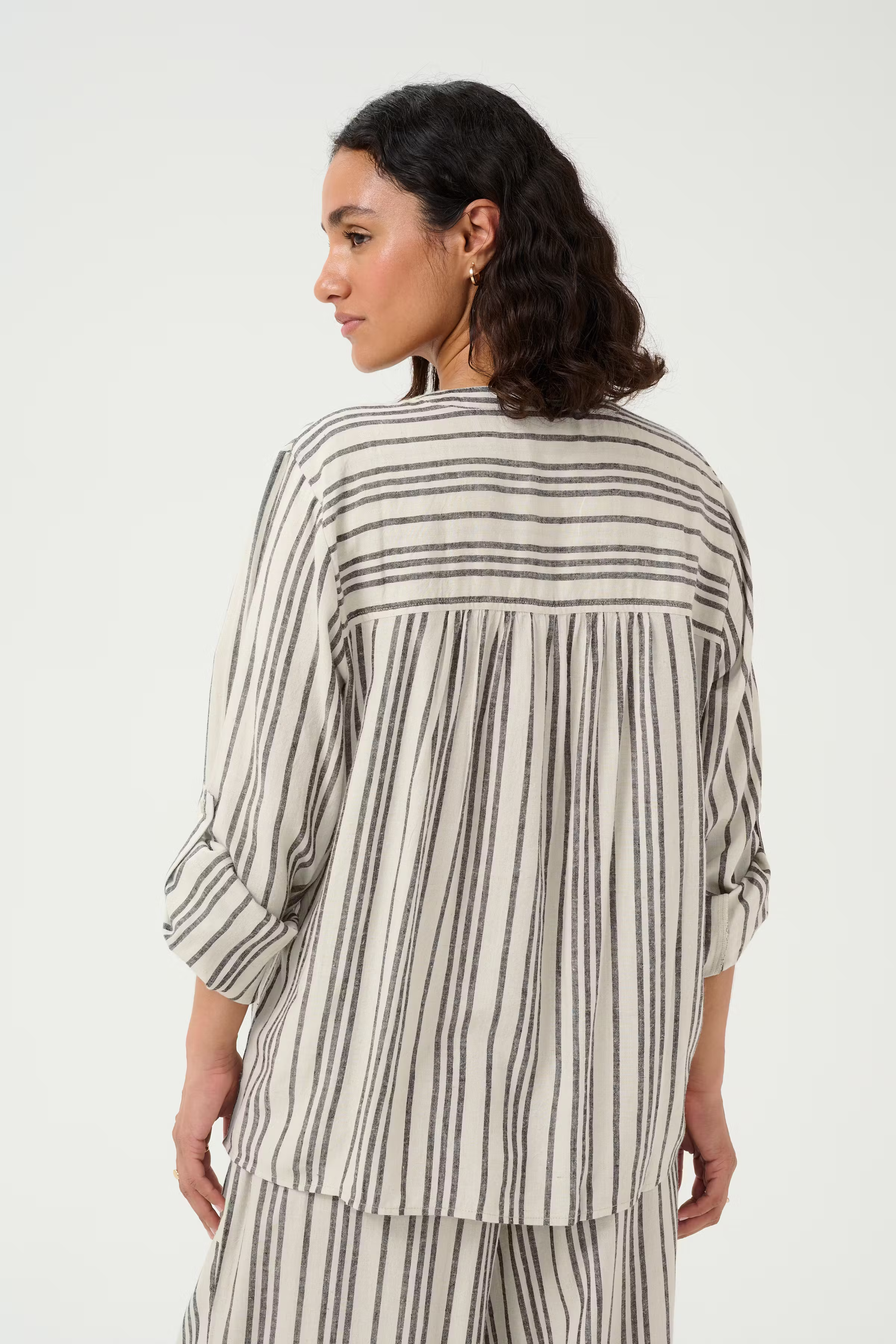 KAmilia Linen blouse LOOKBOOK BACK 10508313-107124