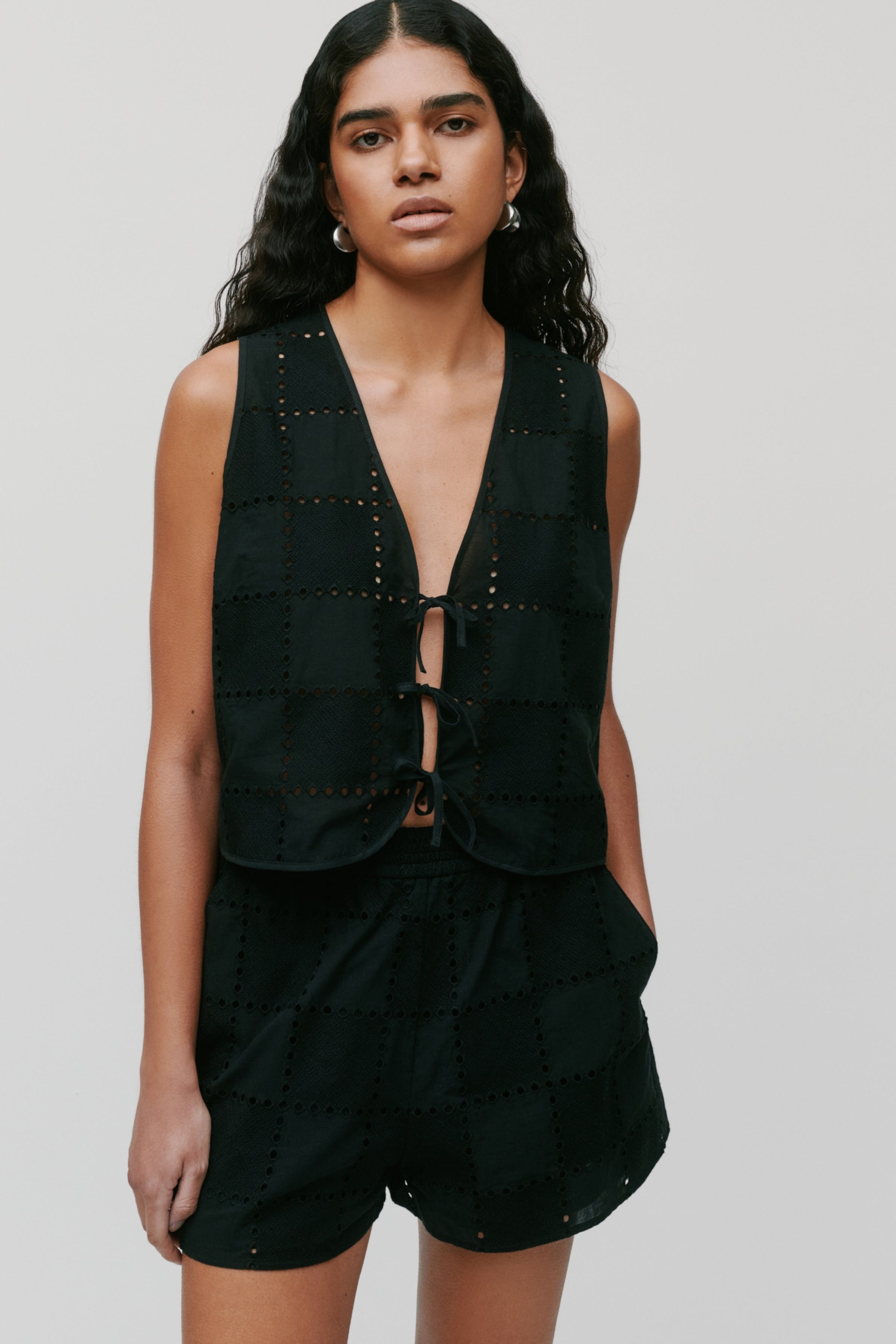 TALA Waistcoat LOOKBOOK FRONT 30600484-BK999