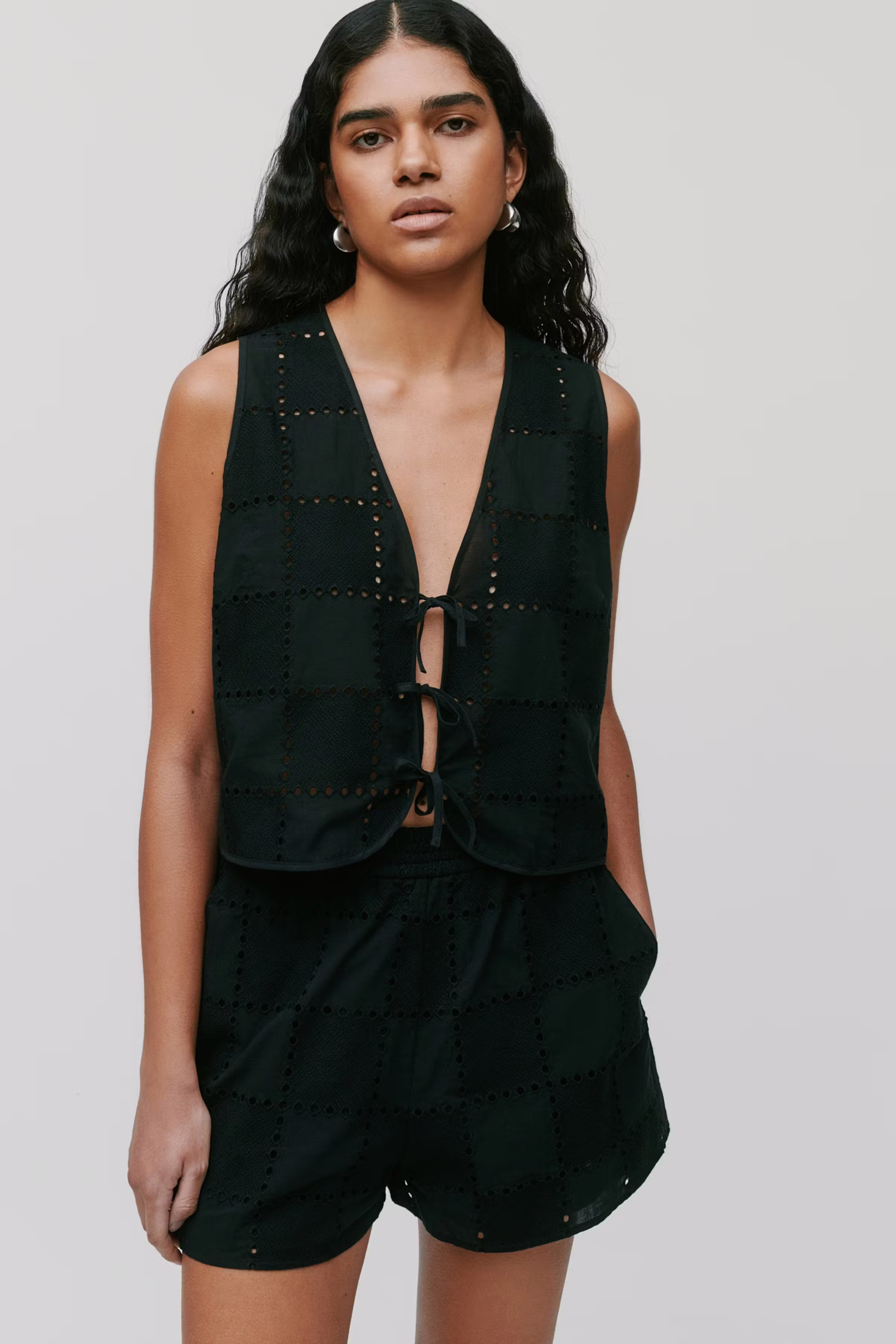 TALA Vest LOOKBOOK FRONT 30600484-BK999