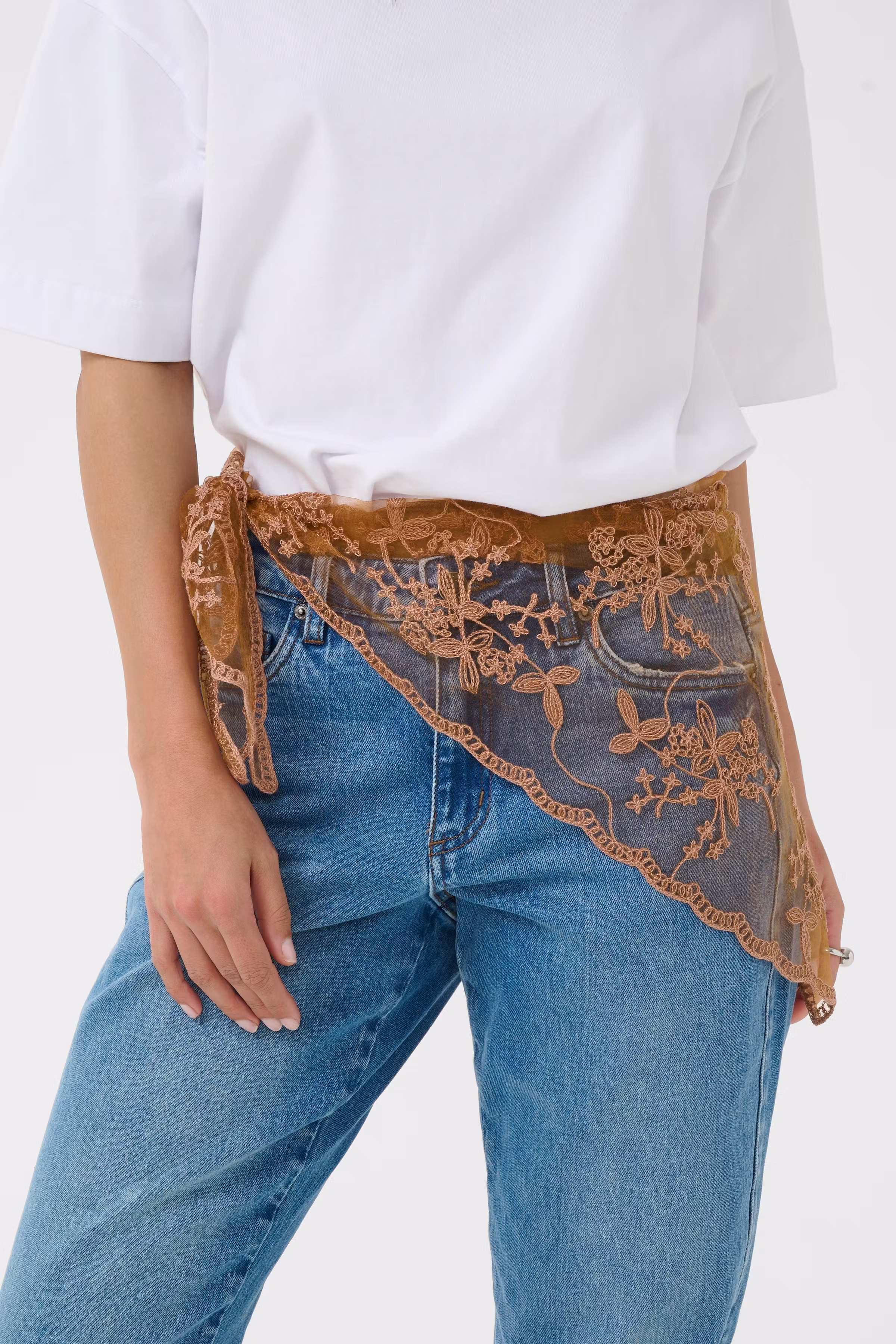 KAhally Spitzenschal LOOKBOOK FRONT 10512265-181312