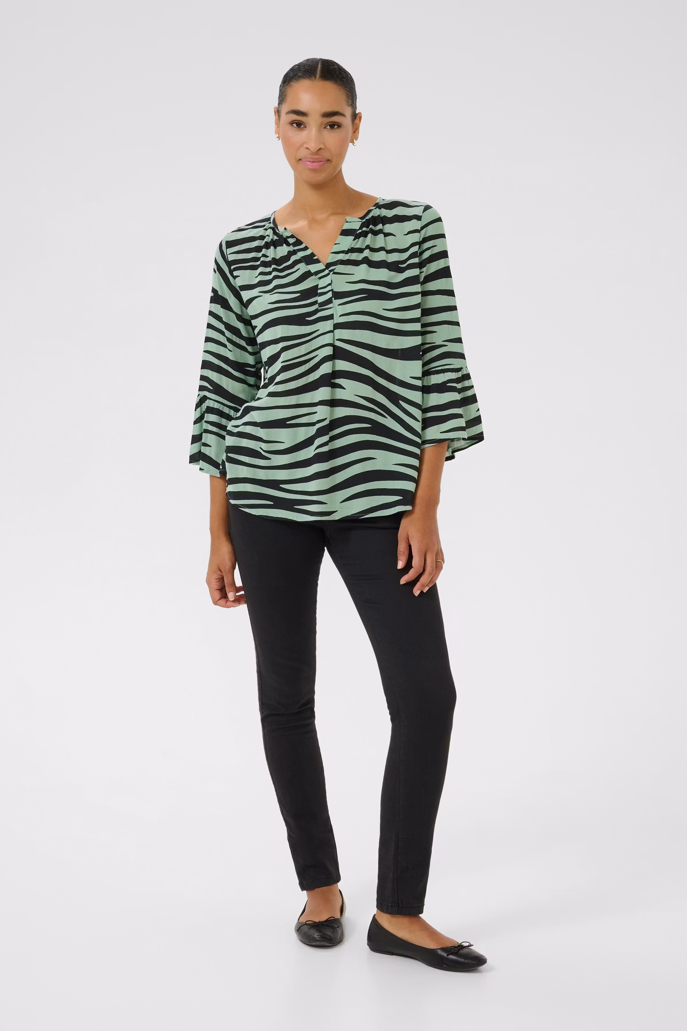 KAlea Blouse LOOKBOOK FRONT 10510211-107829