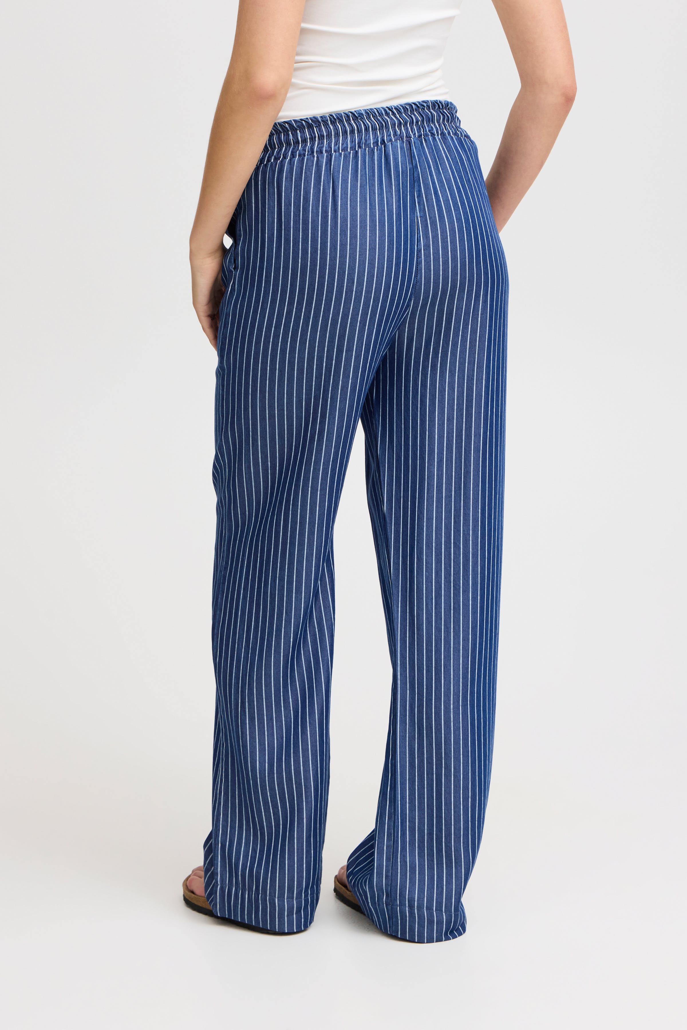 SBJARUSKA Hose LOOKBOOK BACK 22100627-203358