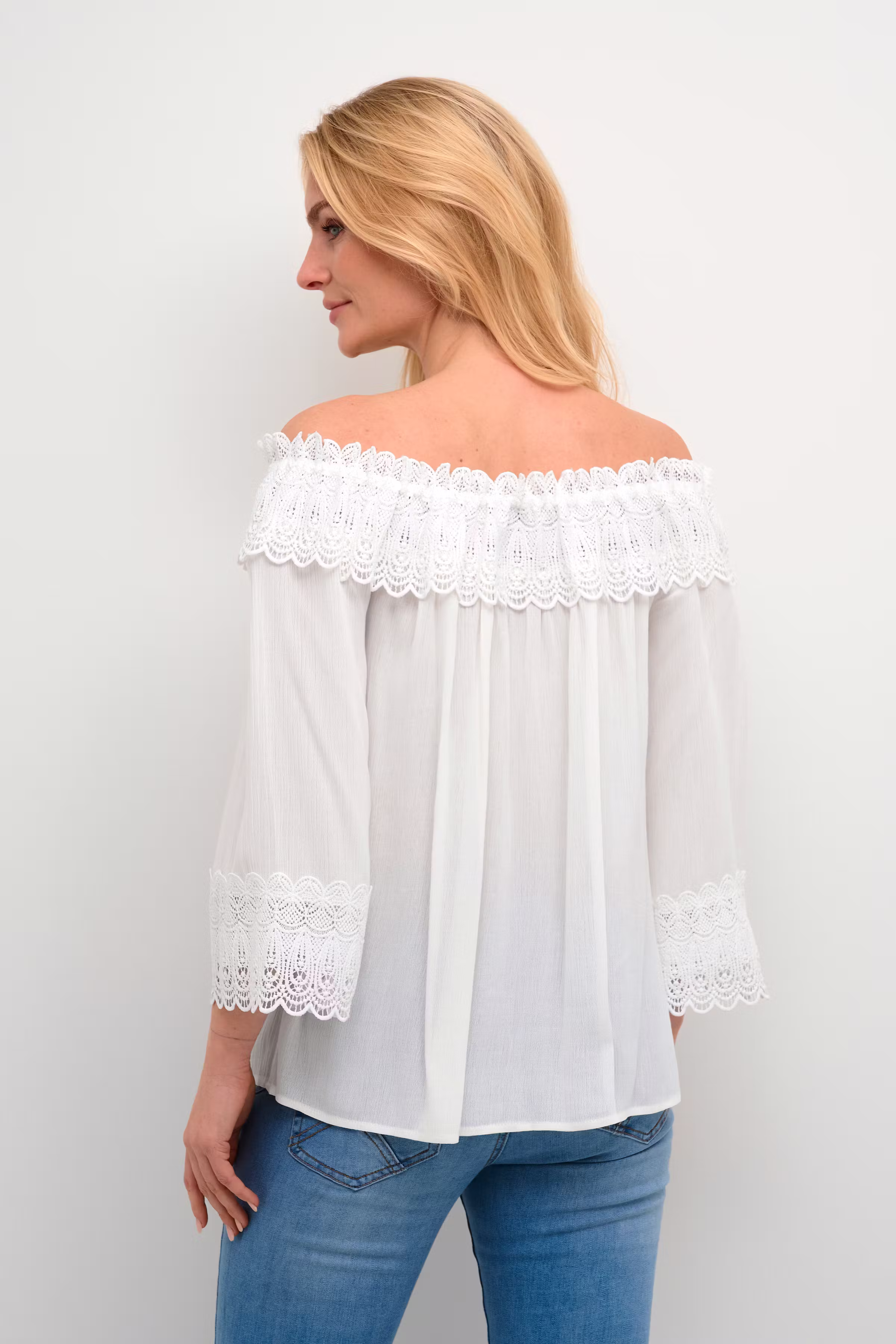 CRBea Blouse LOOKBOOK BACK 10608022-110602