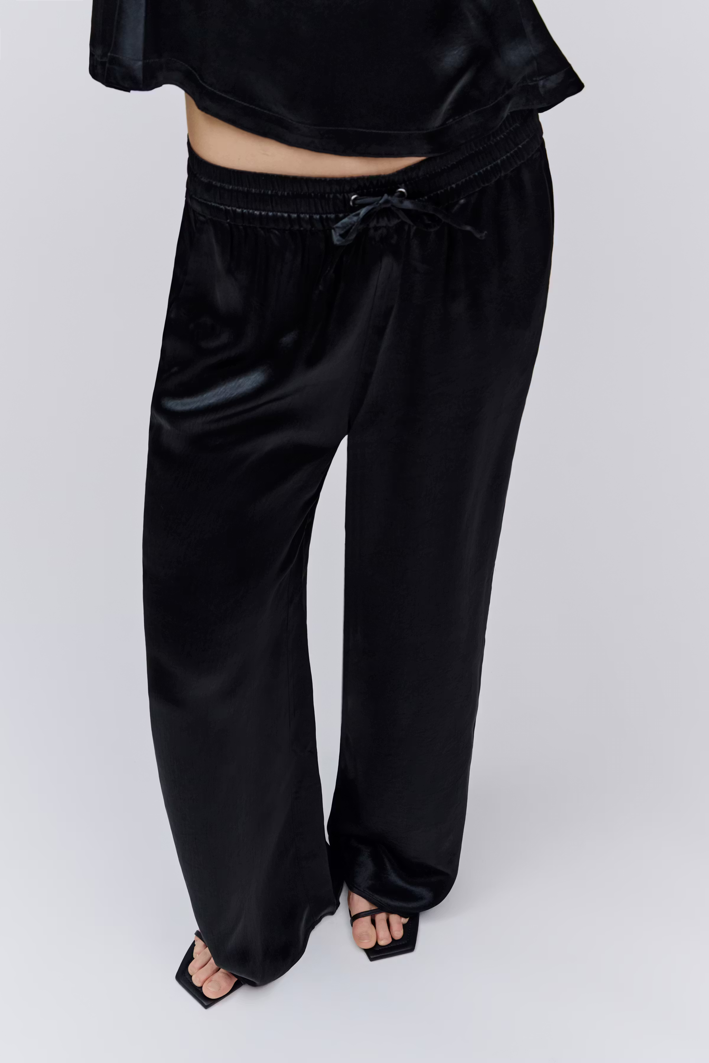 PIA Hose LOOKBOOK FRONT 30600639-BK999