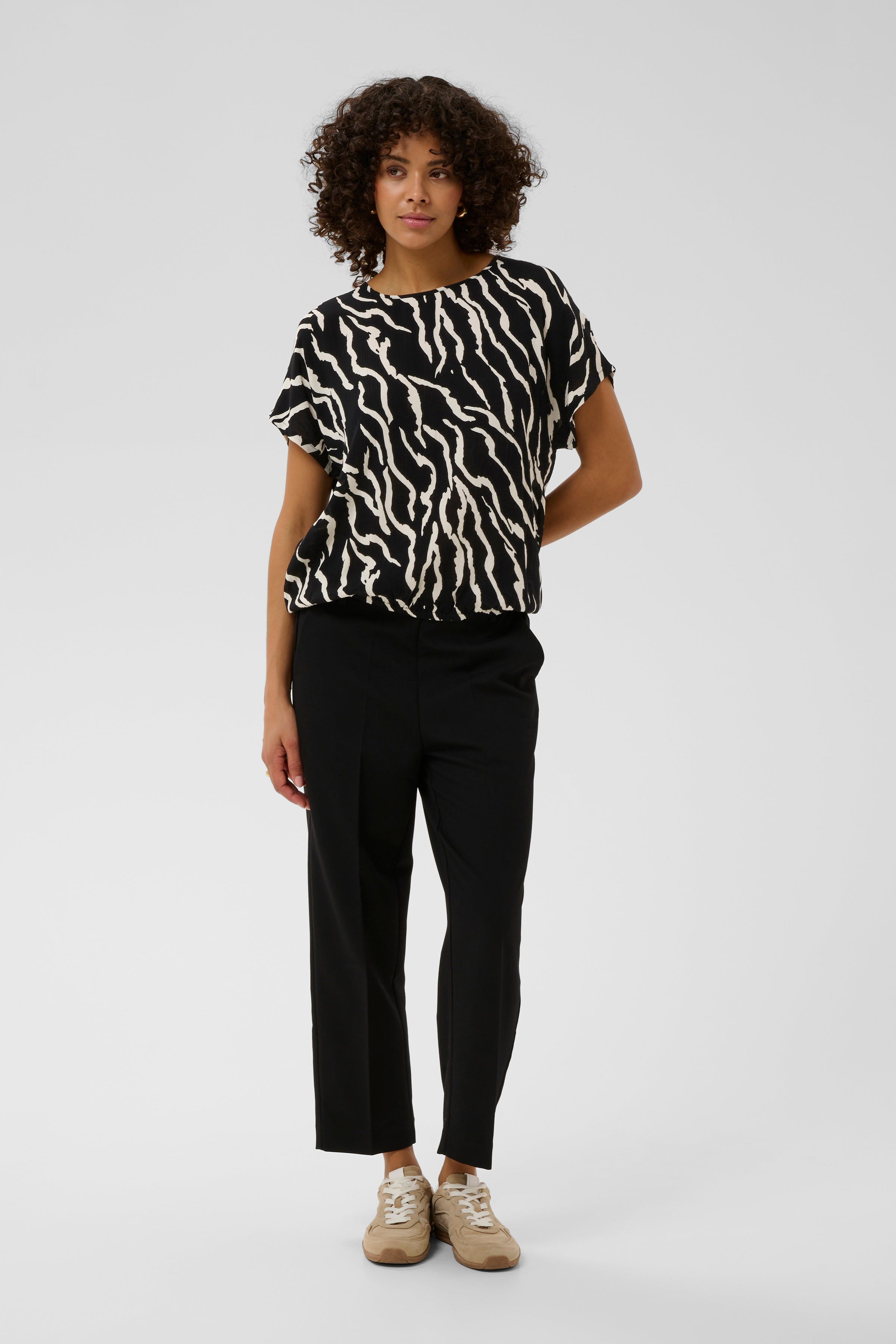 KAamber Blouse LOOKBOOK FRONT 10508257-103939