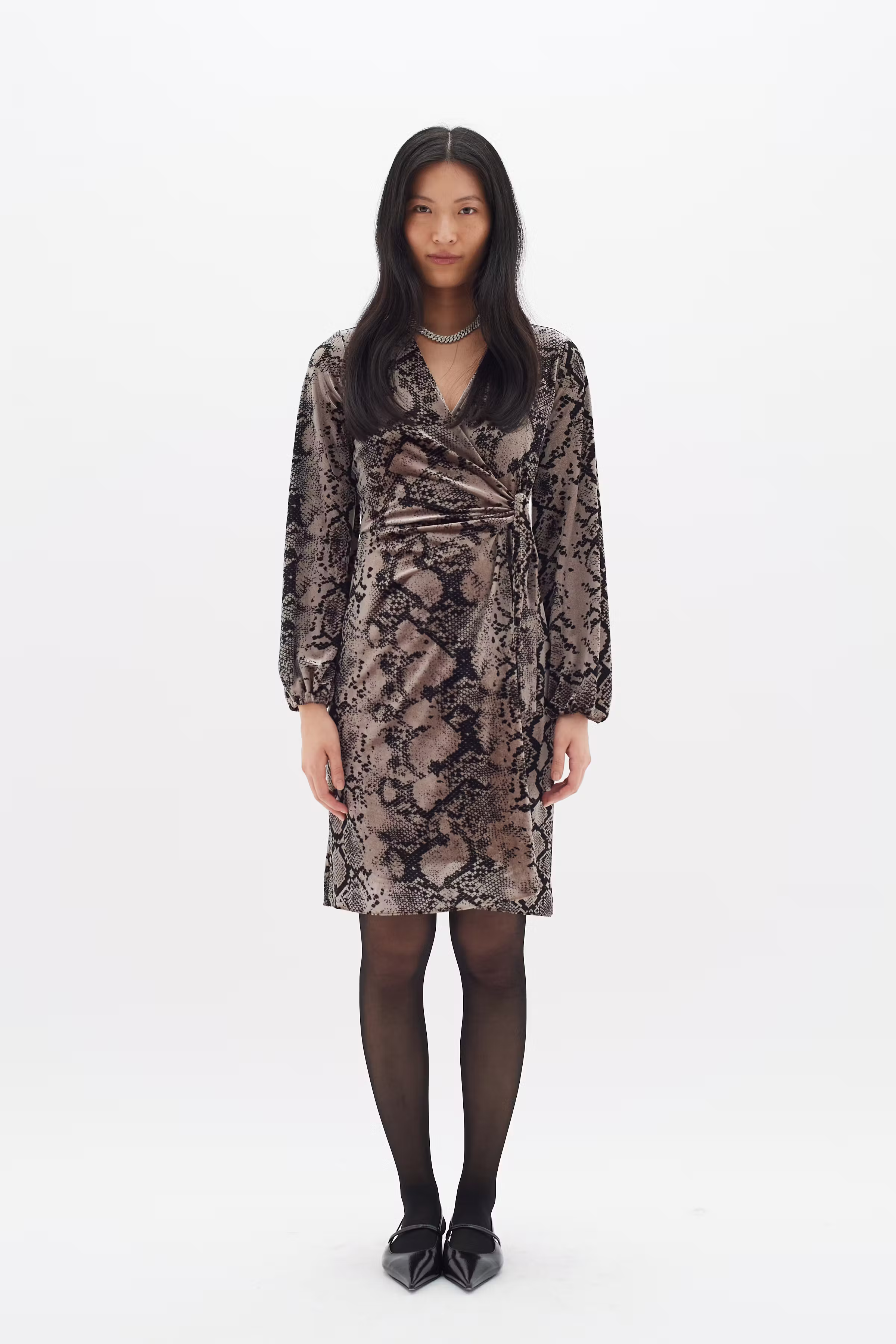 BrynnIW Goriel velours Wrap Kleid LOOKBOOK FRONT 30110083-303225