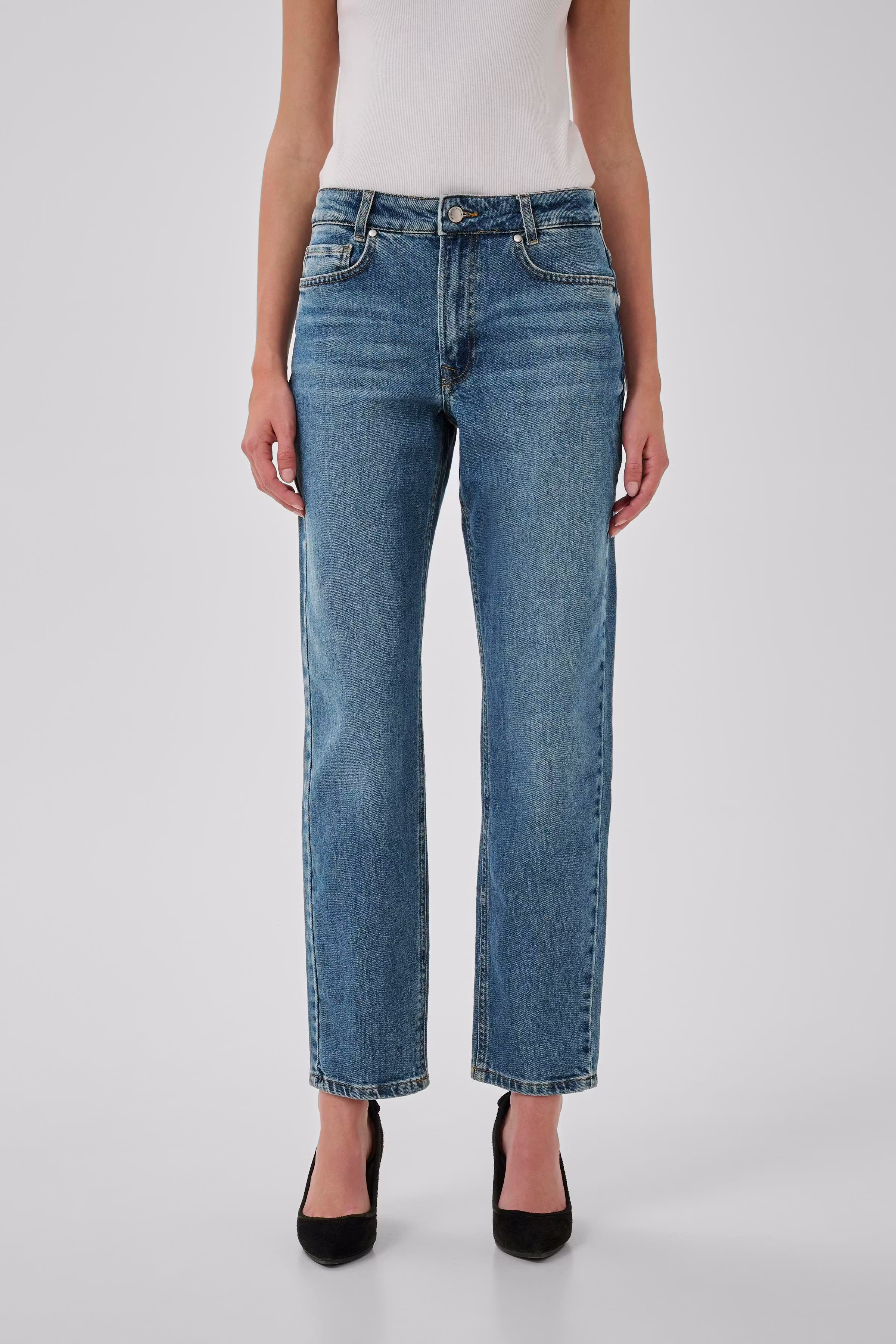 04 THE MOMMY HIGH TAPERED JEANS LOOKBOOK FRONT 10704537-100054