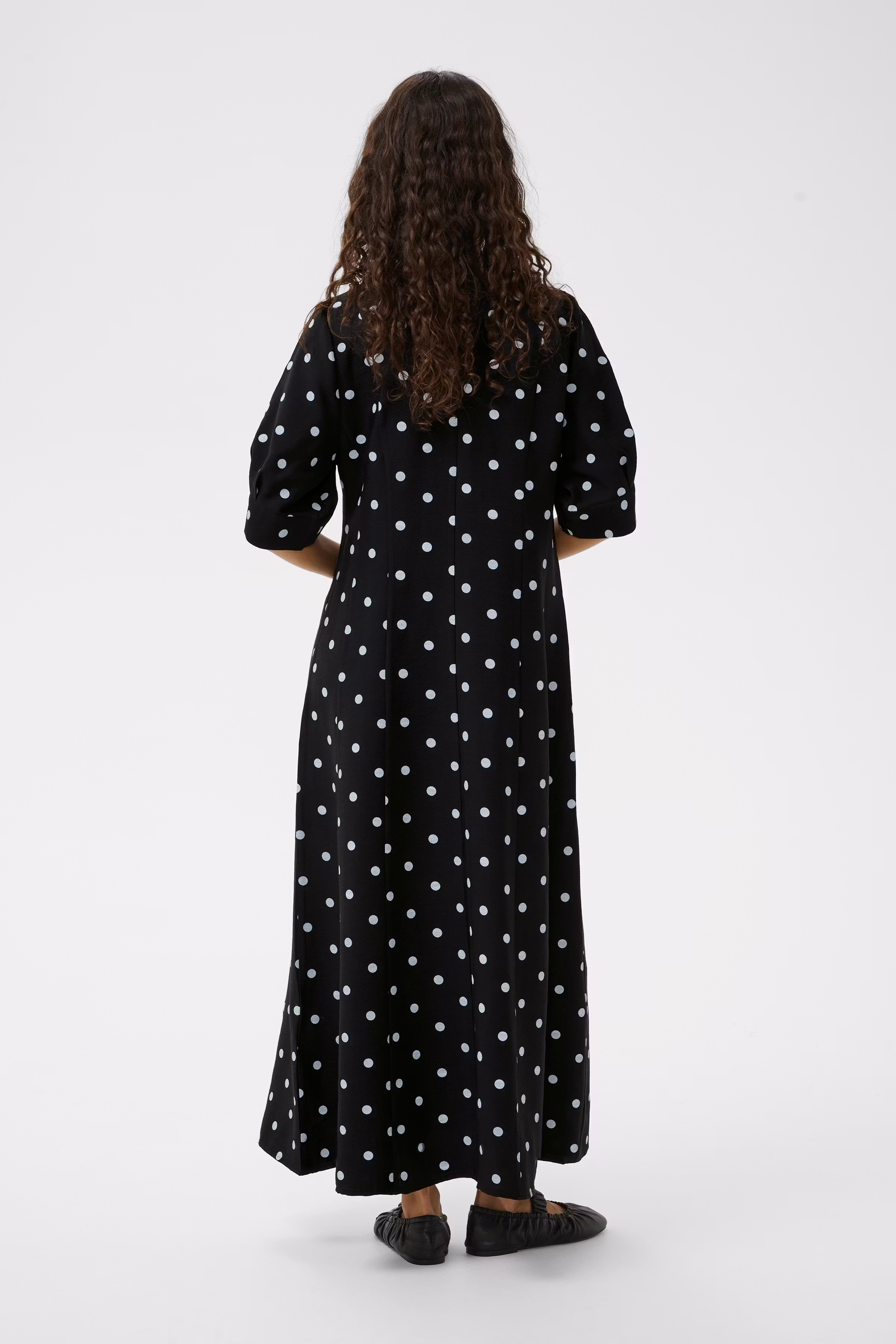 SLIdola kjole med polkaprikker LOOKBOOK BACK 30409420-304858