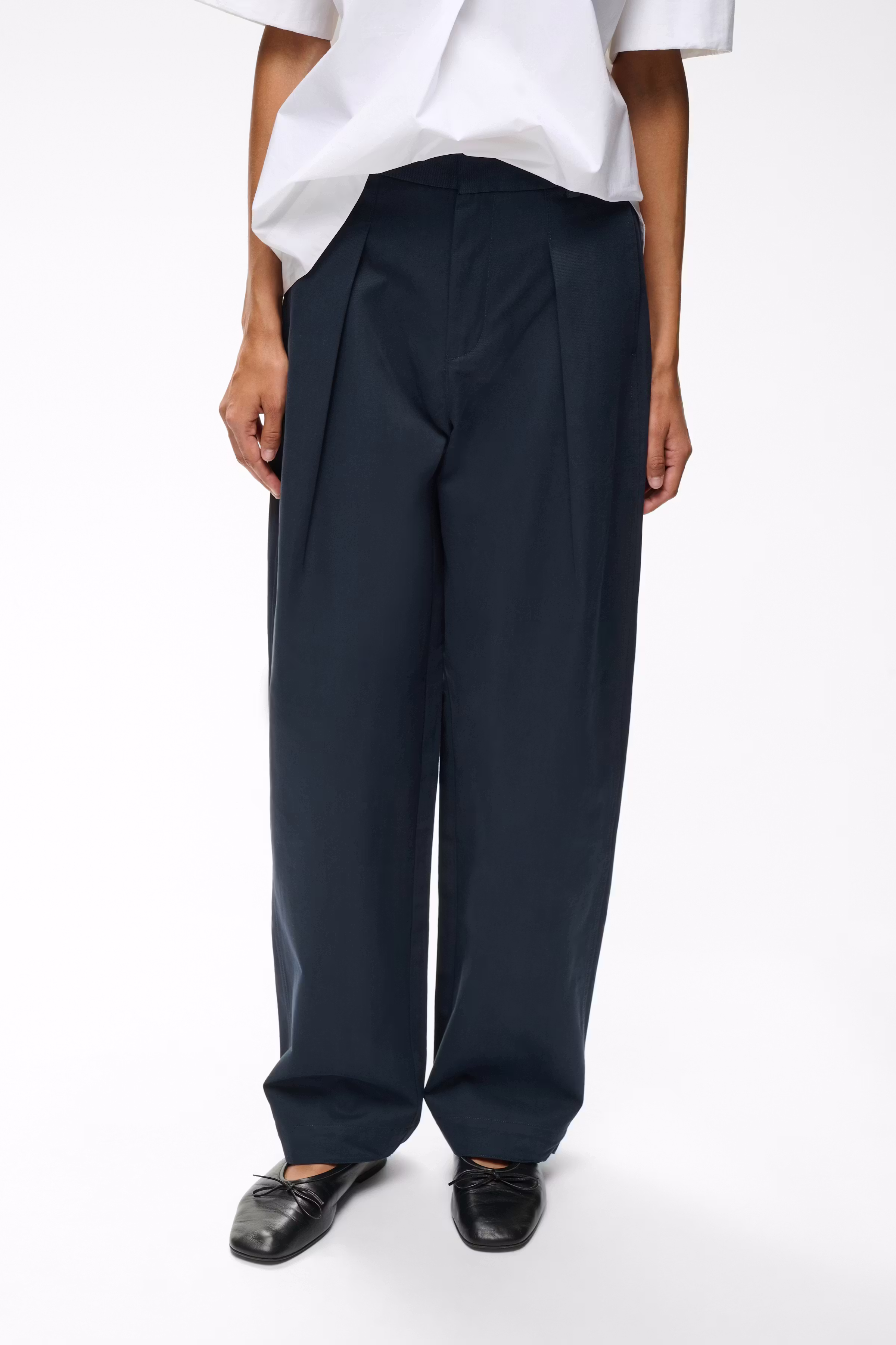 TinikkaIW Barrel Trousers LOOKBOOK FRONT 30111163-300005