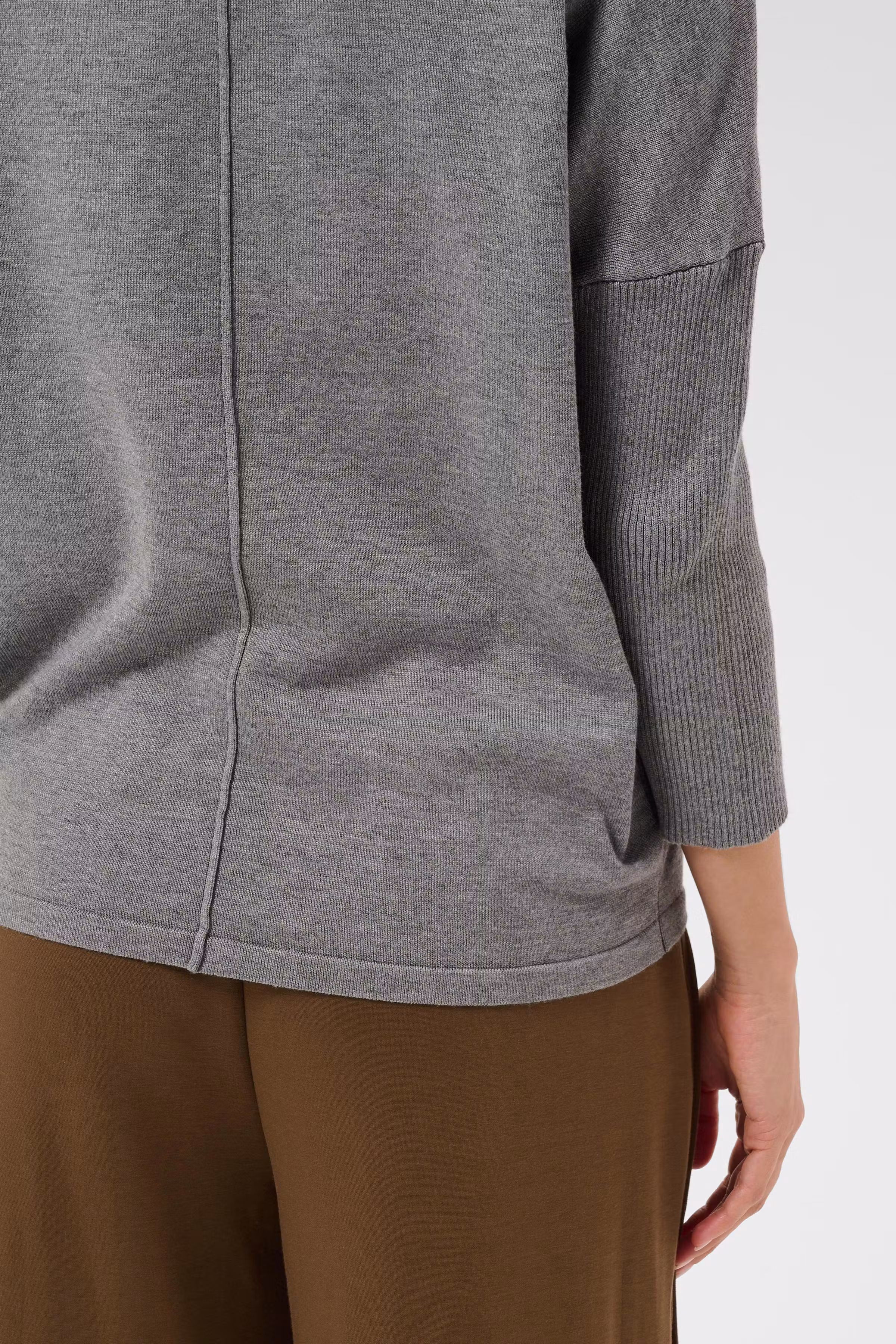 MilaSZ R-Neck Pullover
 LOOKBOOK DETAIL 30500003-1739141