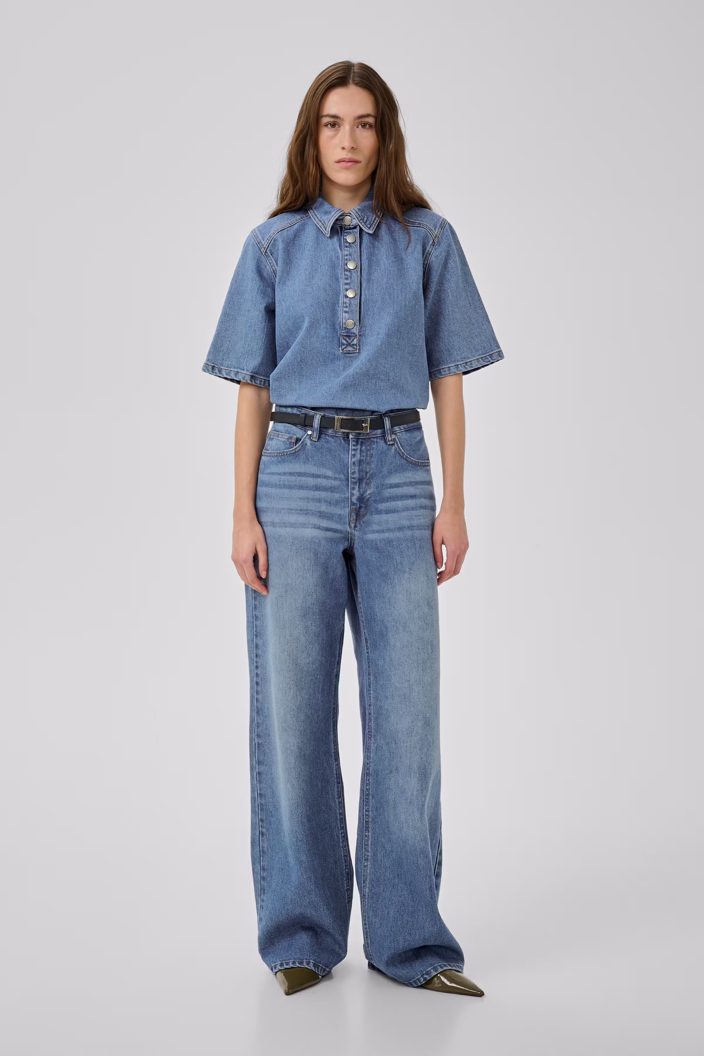 05 THE LOUIS HIGH WIDE JEANS LOOKBOOK FRONT 10704222-100053