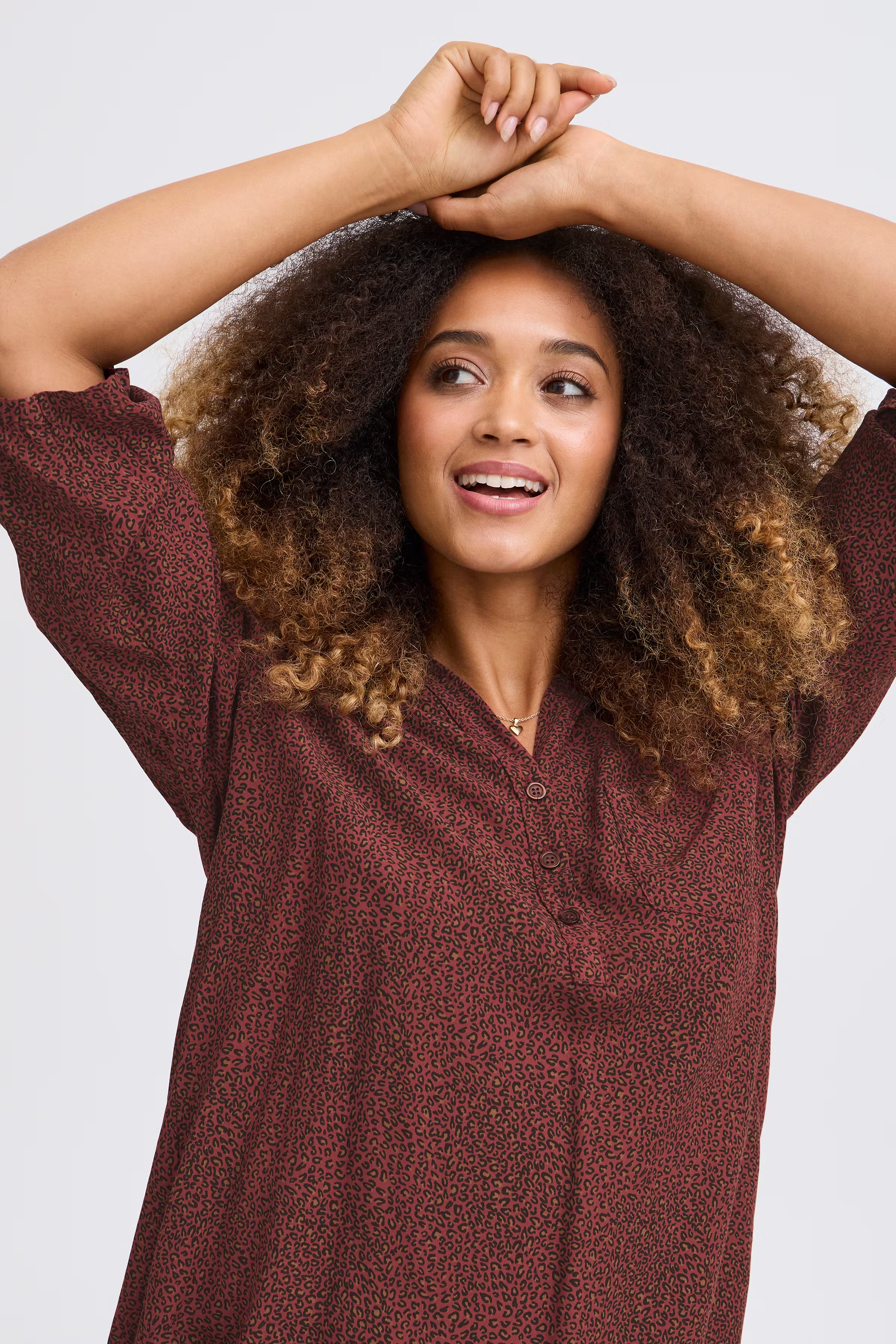 SBRAFIA Bluse LOOKBOOK DETAIL 22100341-191543