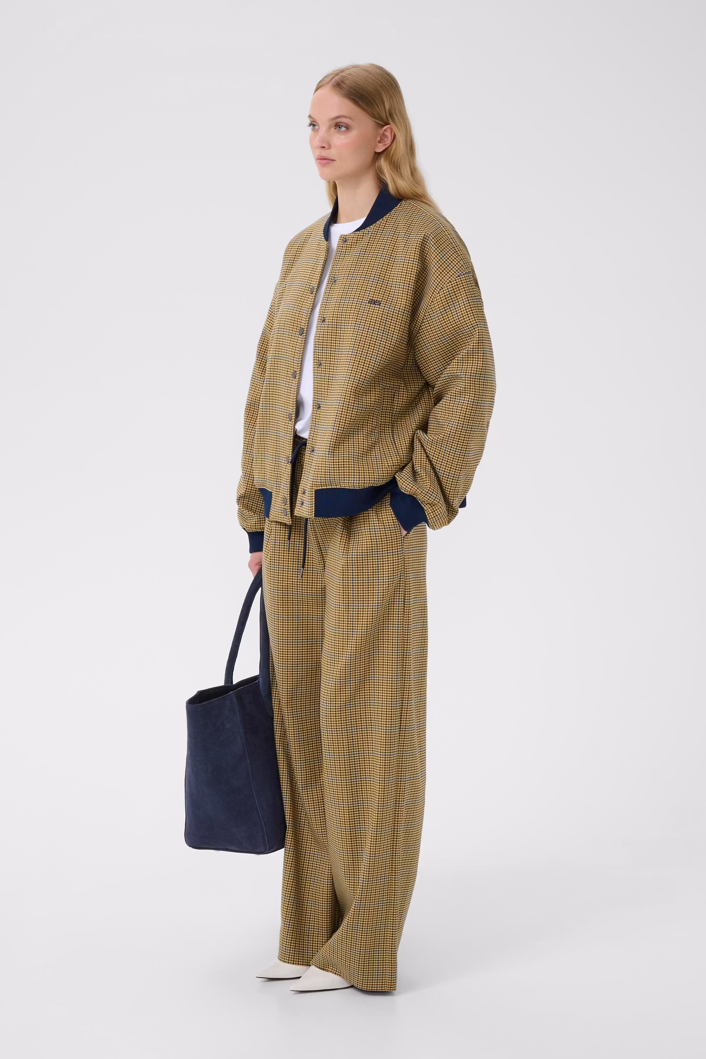 GZchicca Byxor LOOKBOOK FRONT 10910892-108853