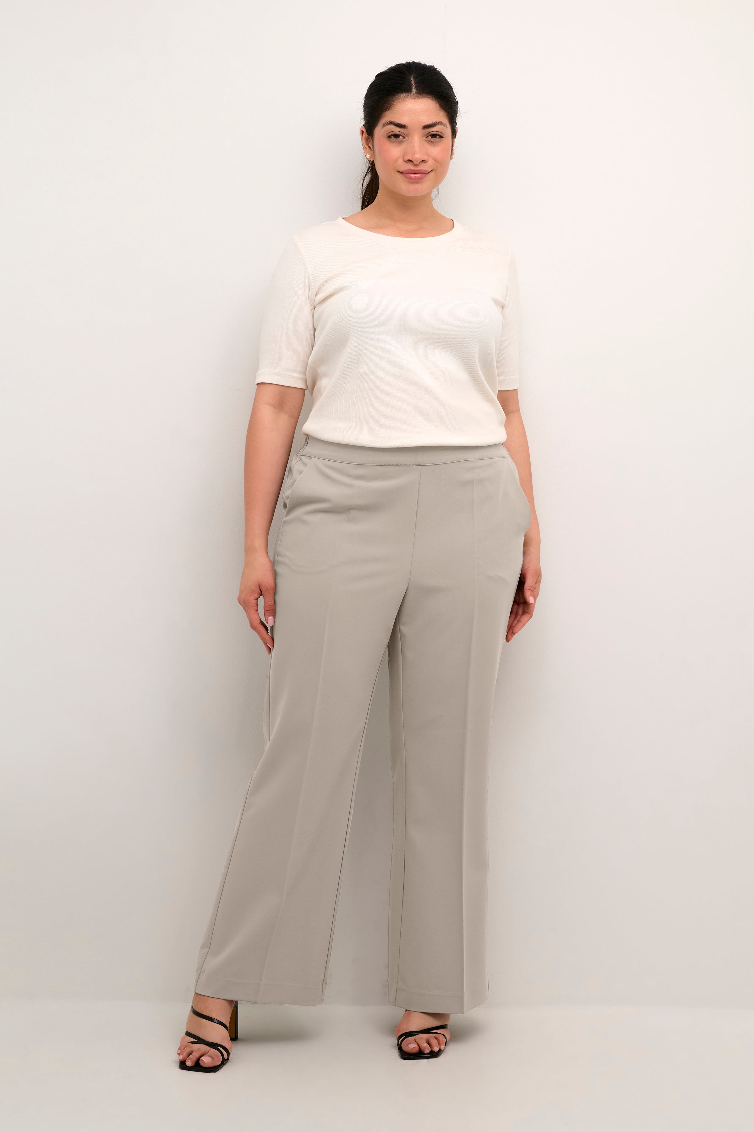 KCsakira Flared Trousers LOOKBOOK FRONT 10582588-1702051